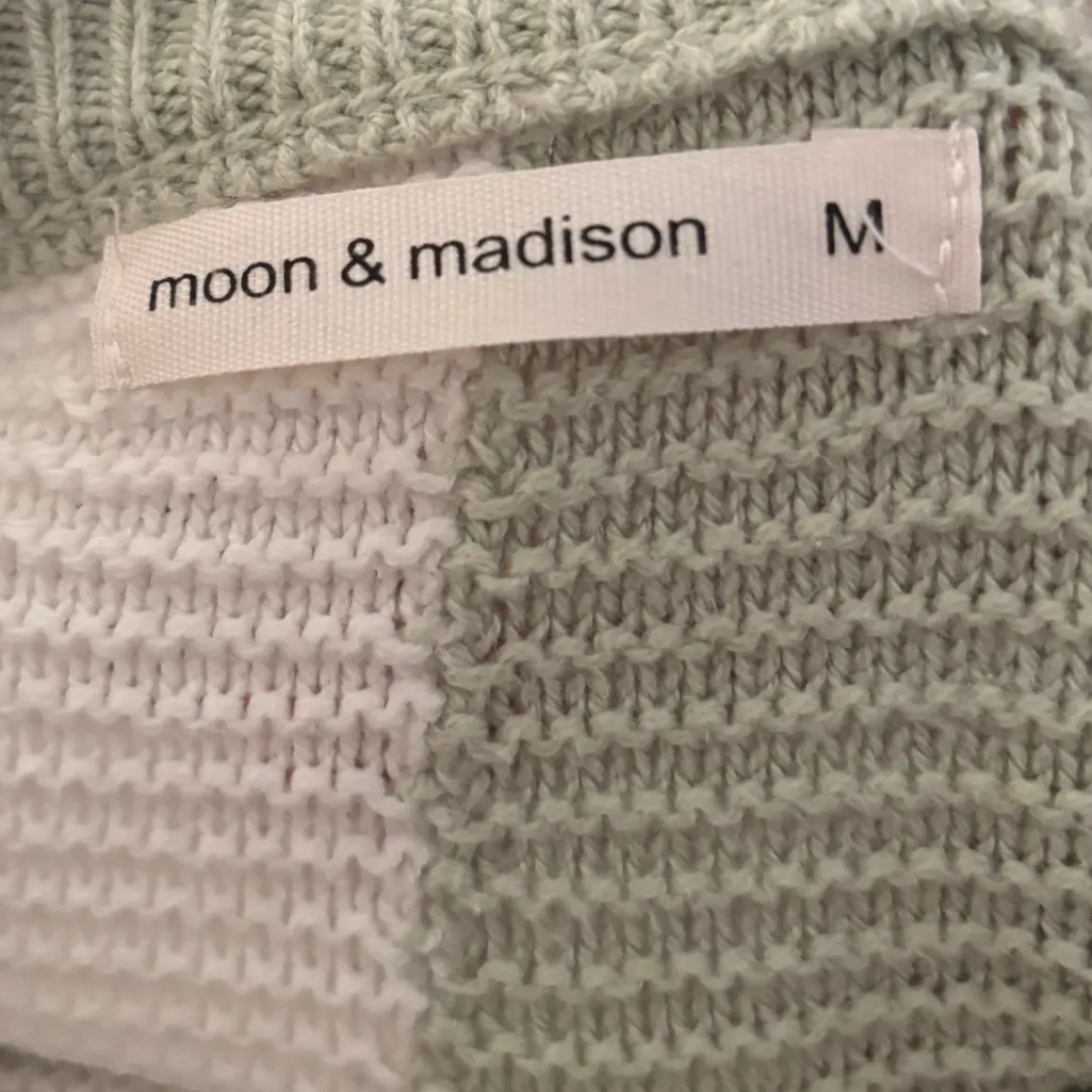 💥 moon & madison Sage Green & White Cropped Checkered Sweater Size M - Image 3