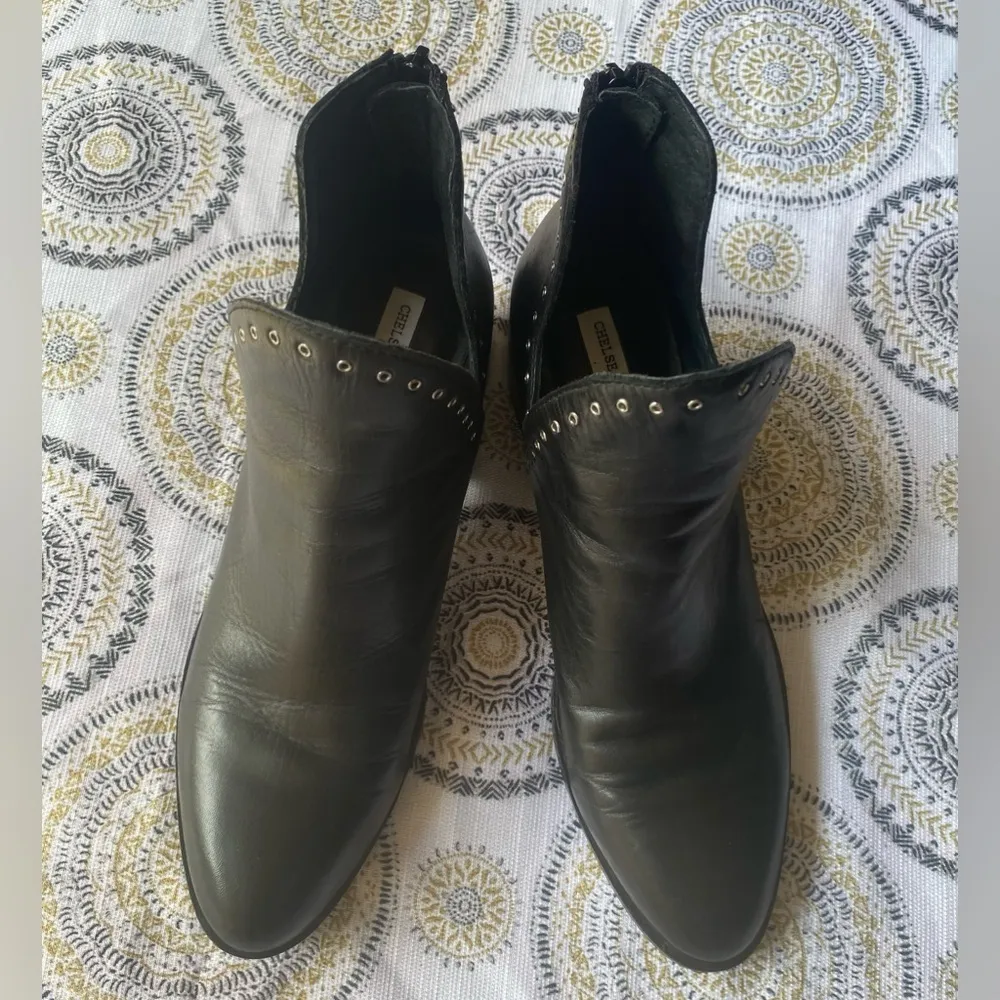 Chelsea & Violet Booties Kerri Leather Eyelet Hardware Block Heel Black sz 10M - Image 14