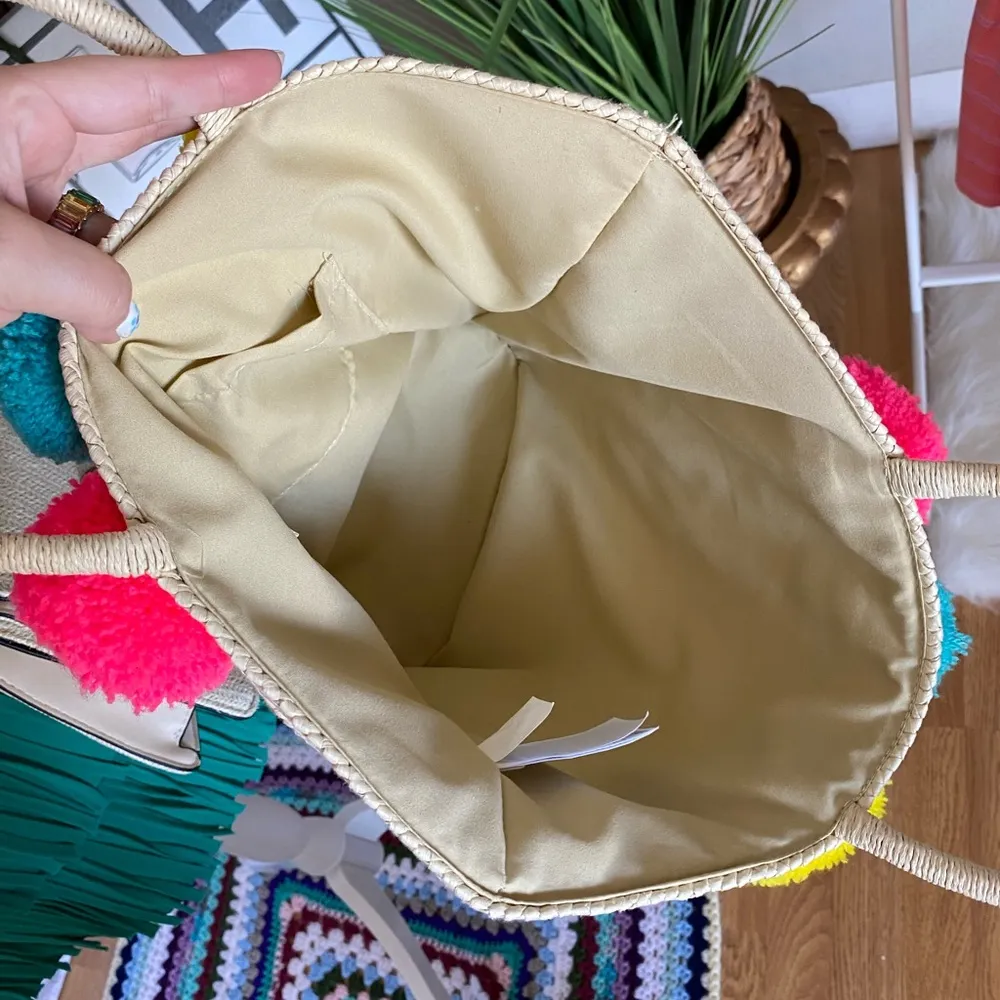 Express straw woven Pom Pom mini tote bag - Image 4