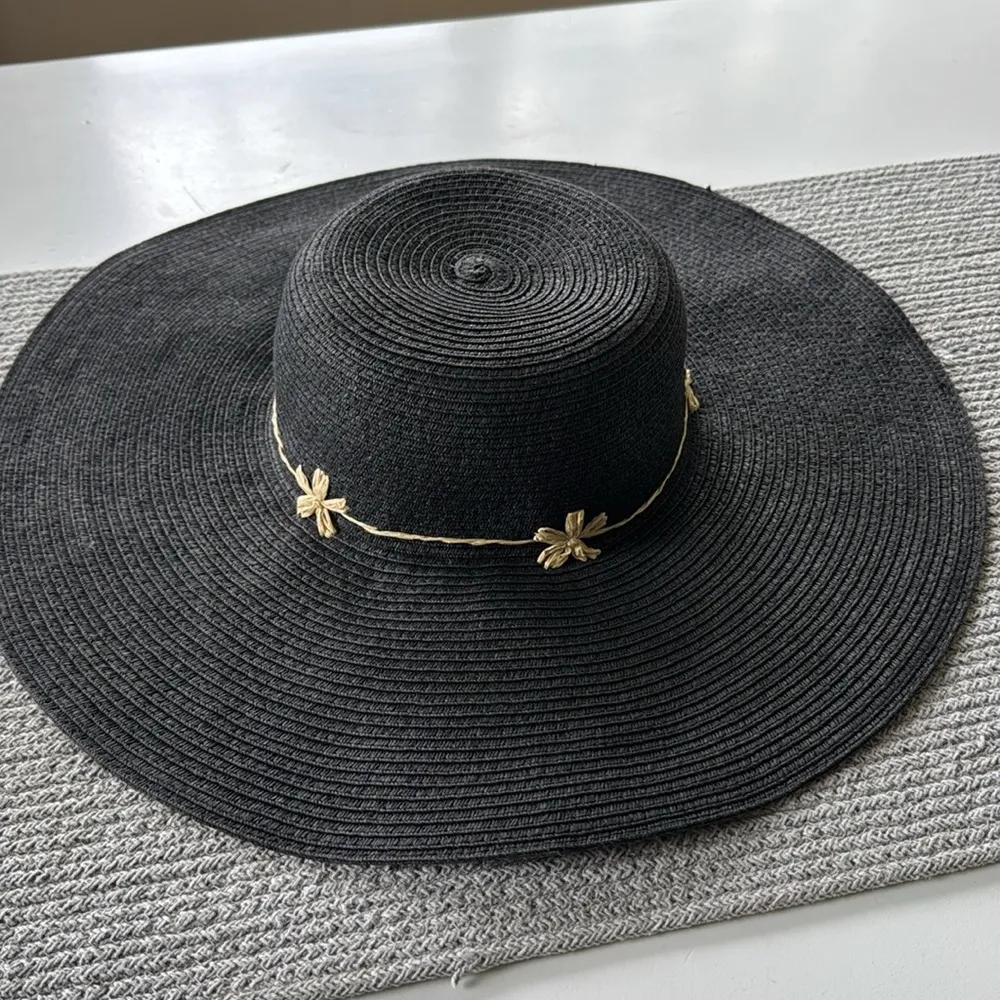 Black Large Straw Hat with Daisy Flower Detail - Image 6