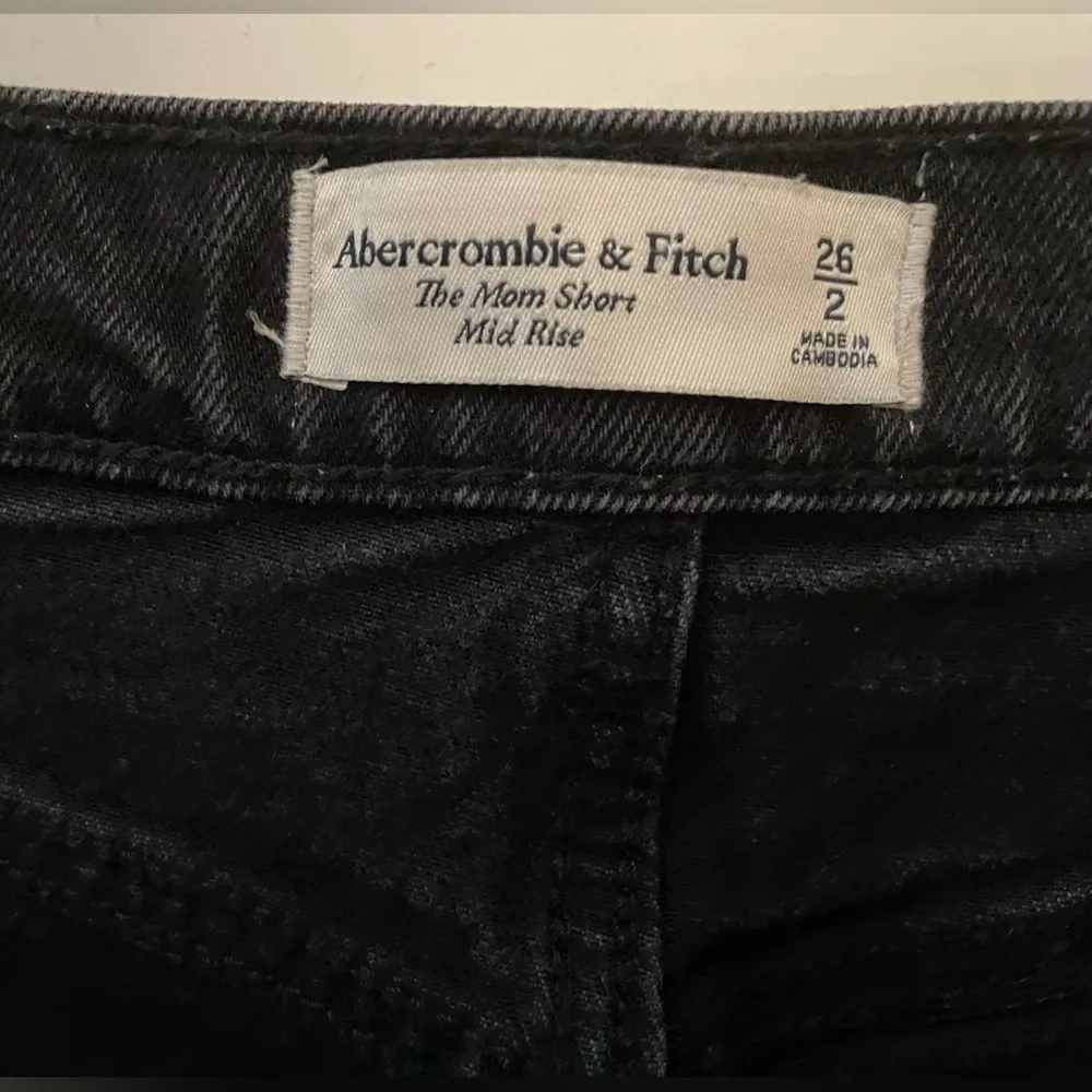 Abercrombie Mid-Rise Mom Denim Short - Image 4