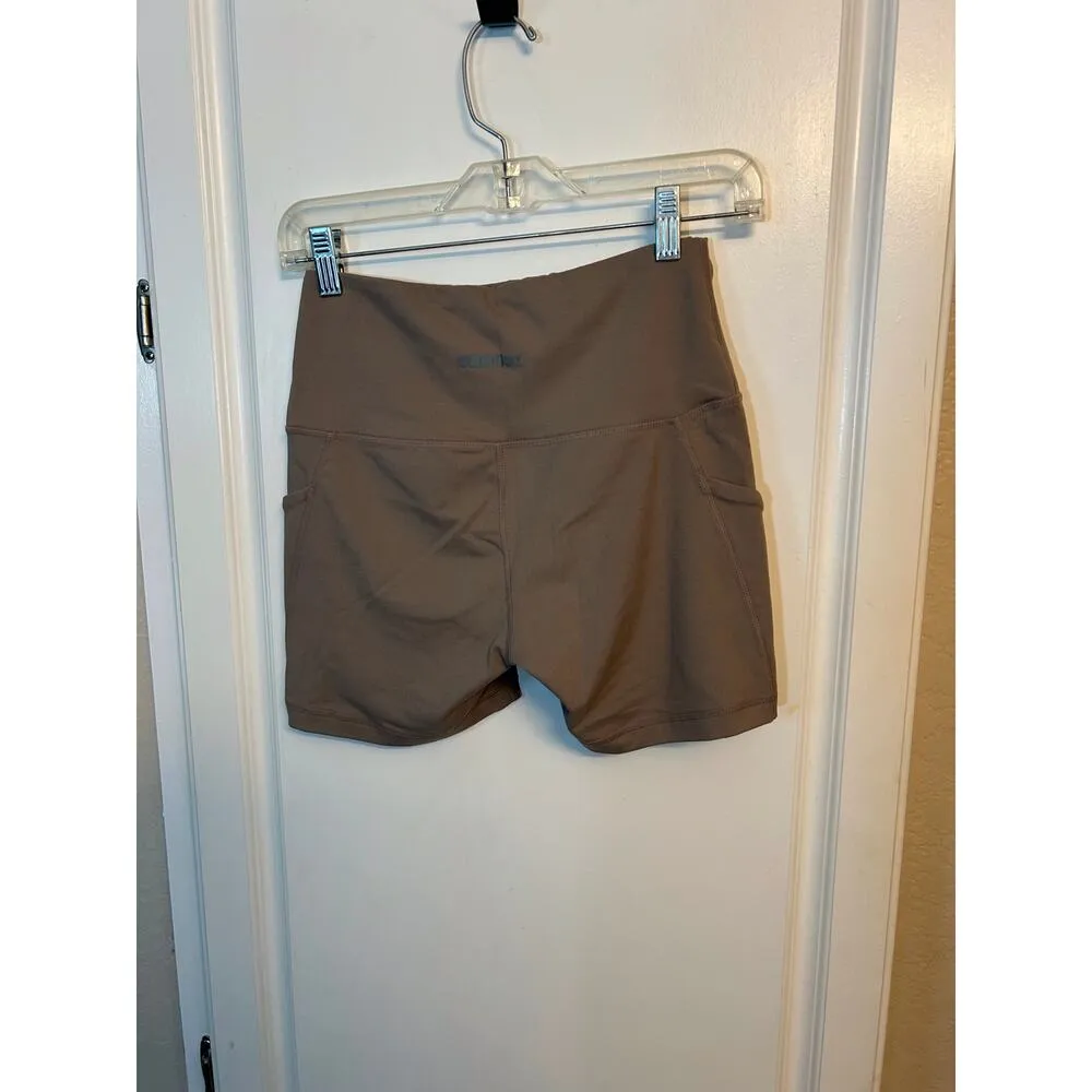 Ododos beige activewear shorts with pockets - Image 6
