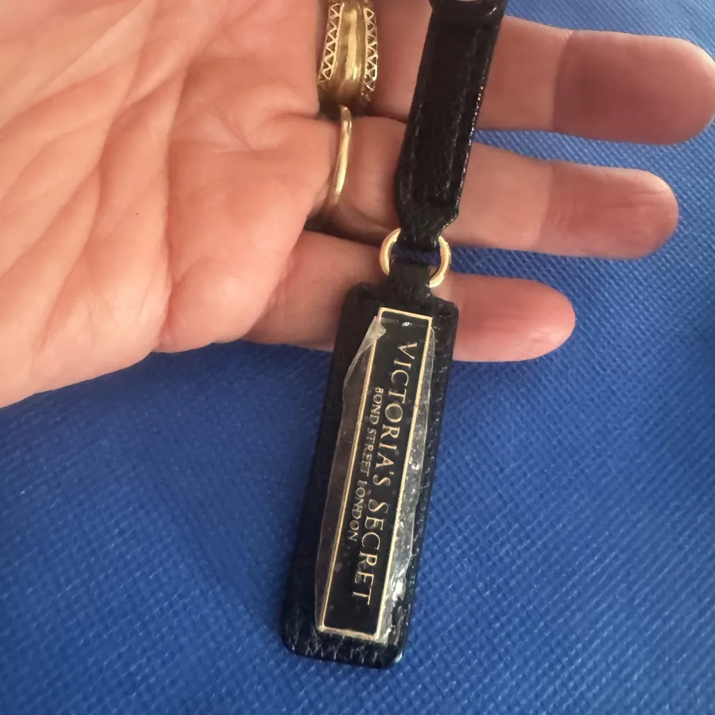 Victoria's Secret Black and Gold Luggage Tag - Image 7