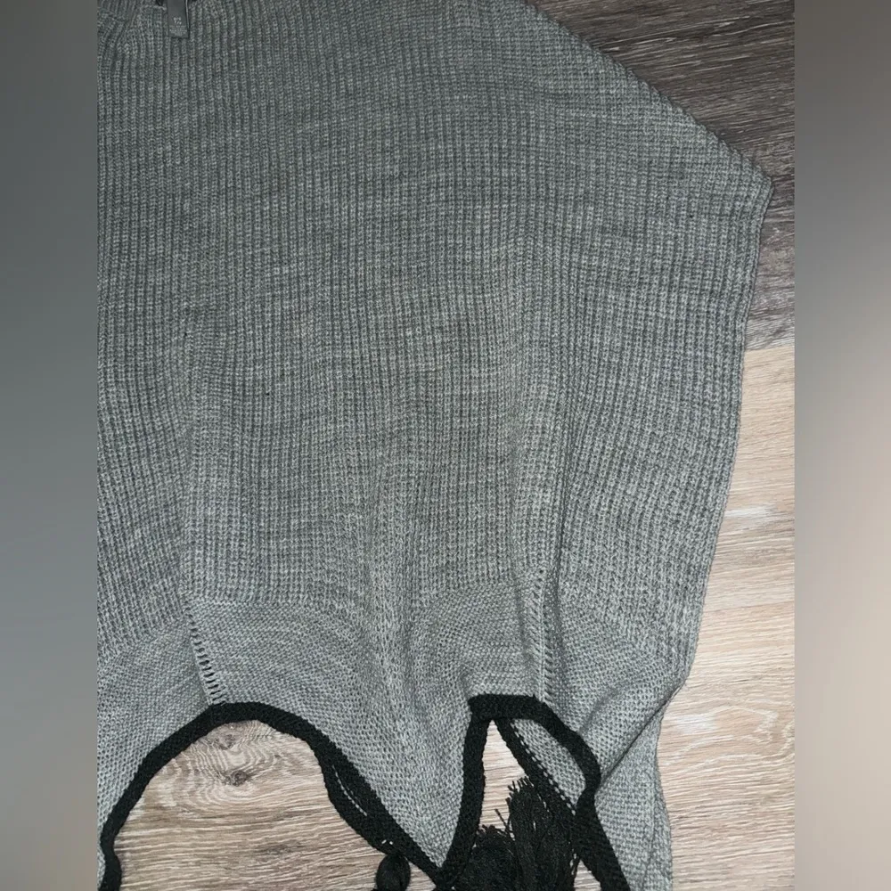 BNWT Vince Camuto Gray & Black Poncho - Image 4