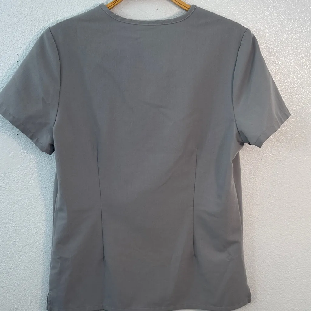 Figs scrub top gray - Image 6