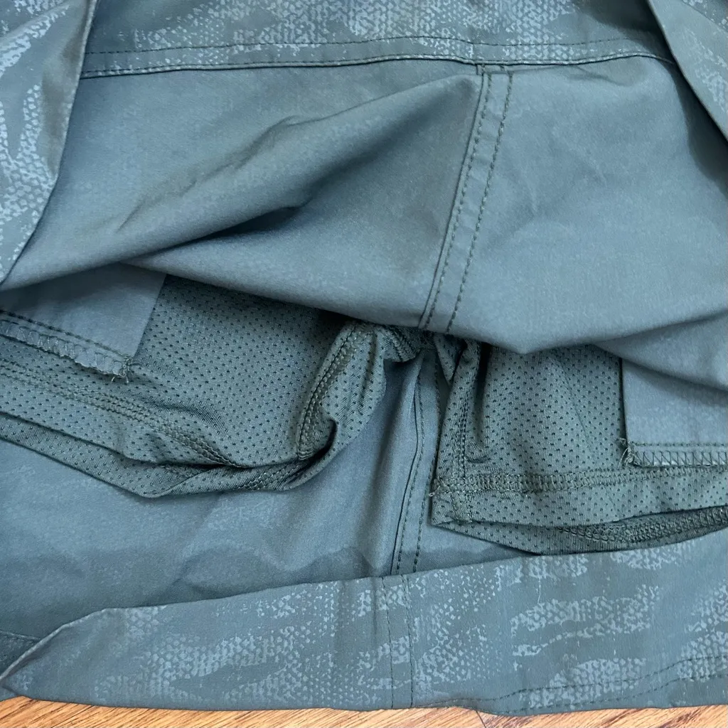 ORVIS Green Camo Embossed Travel 4 Way Stretch Skort Size M - Image 9
