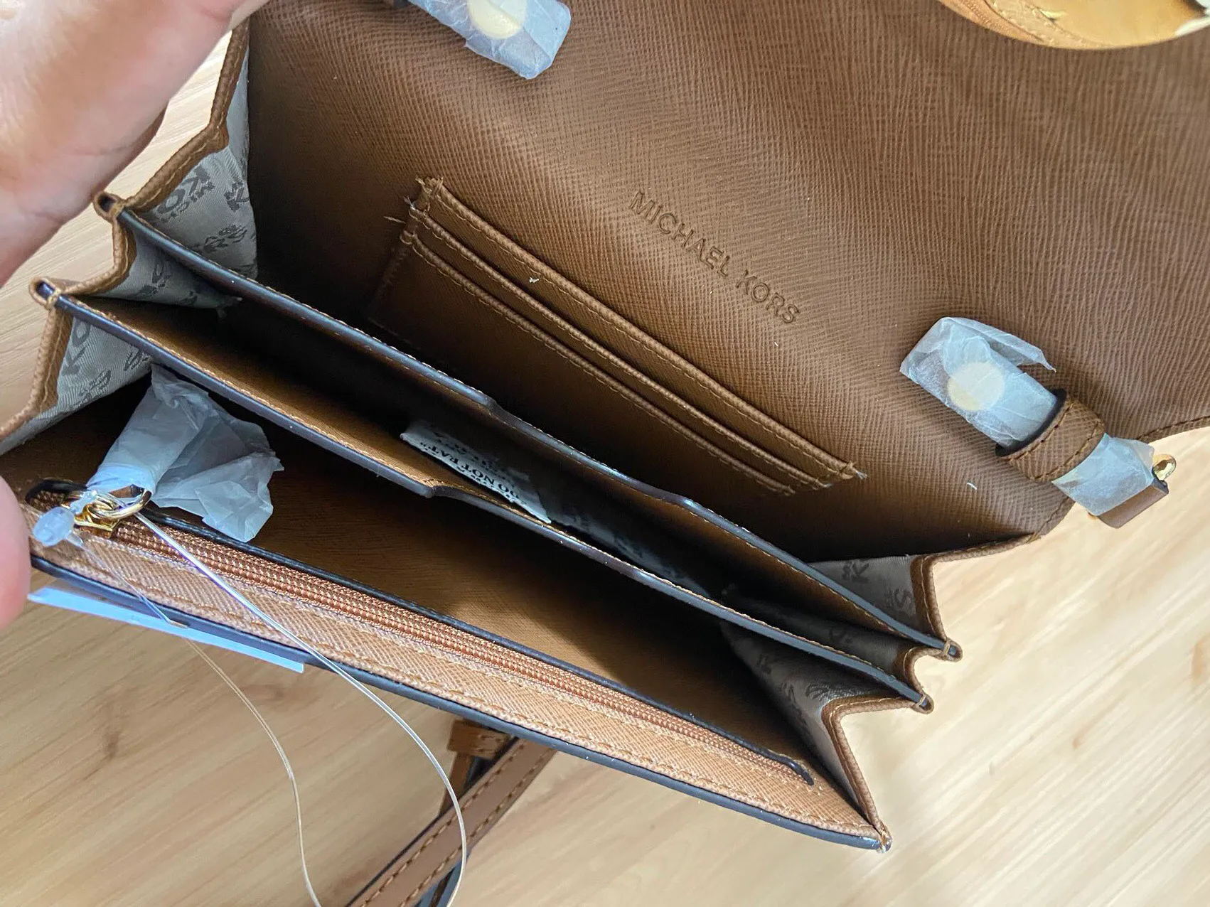  Micheal kors  PVC Hudson LG Phone Crossbody  Vanilla  - Image 13