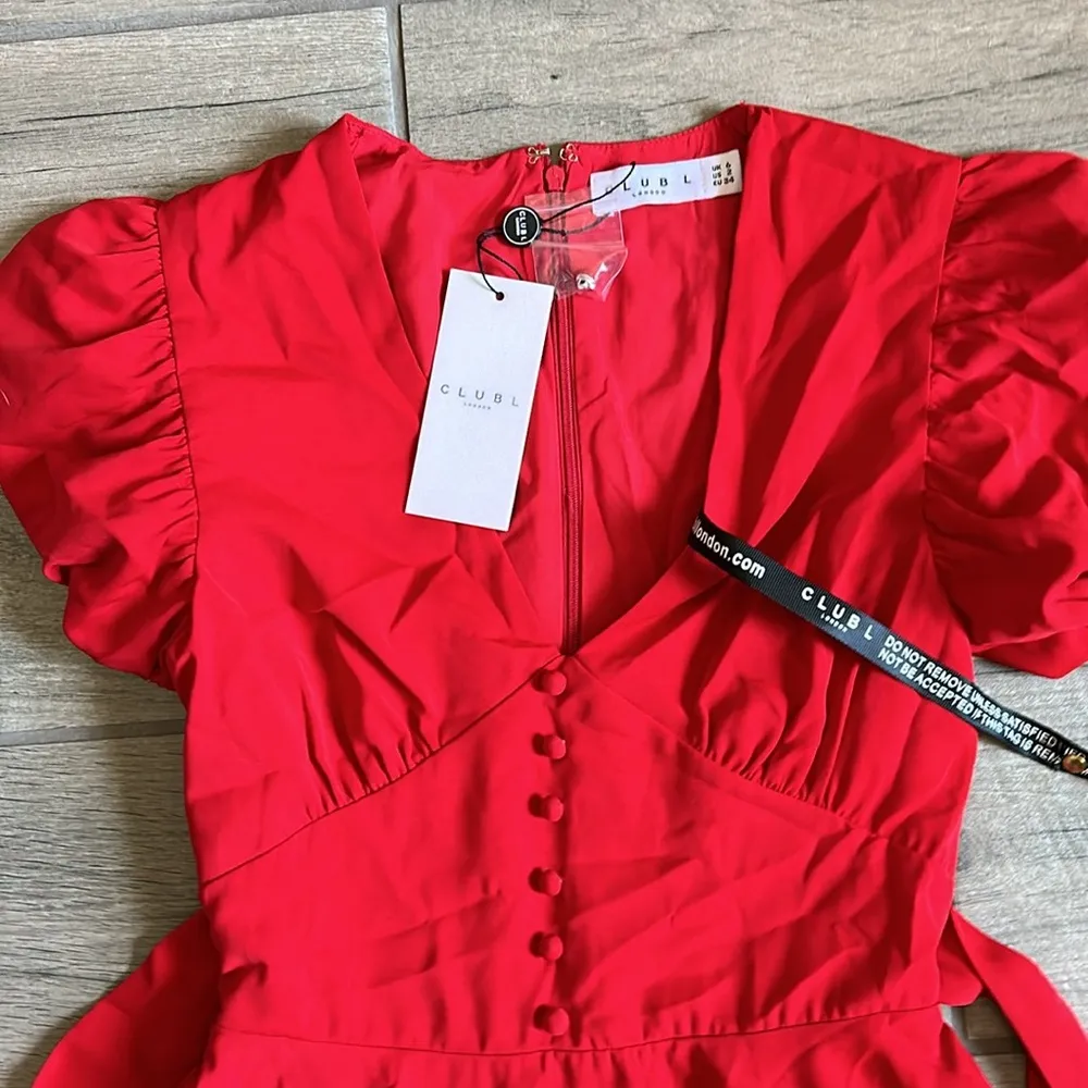 Club L red v neck puff sleeved buttoned mini dress - Image 4