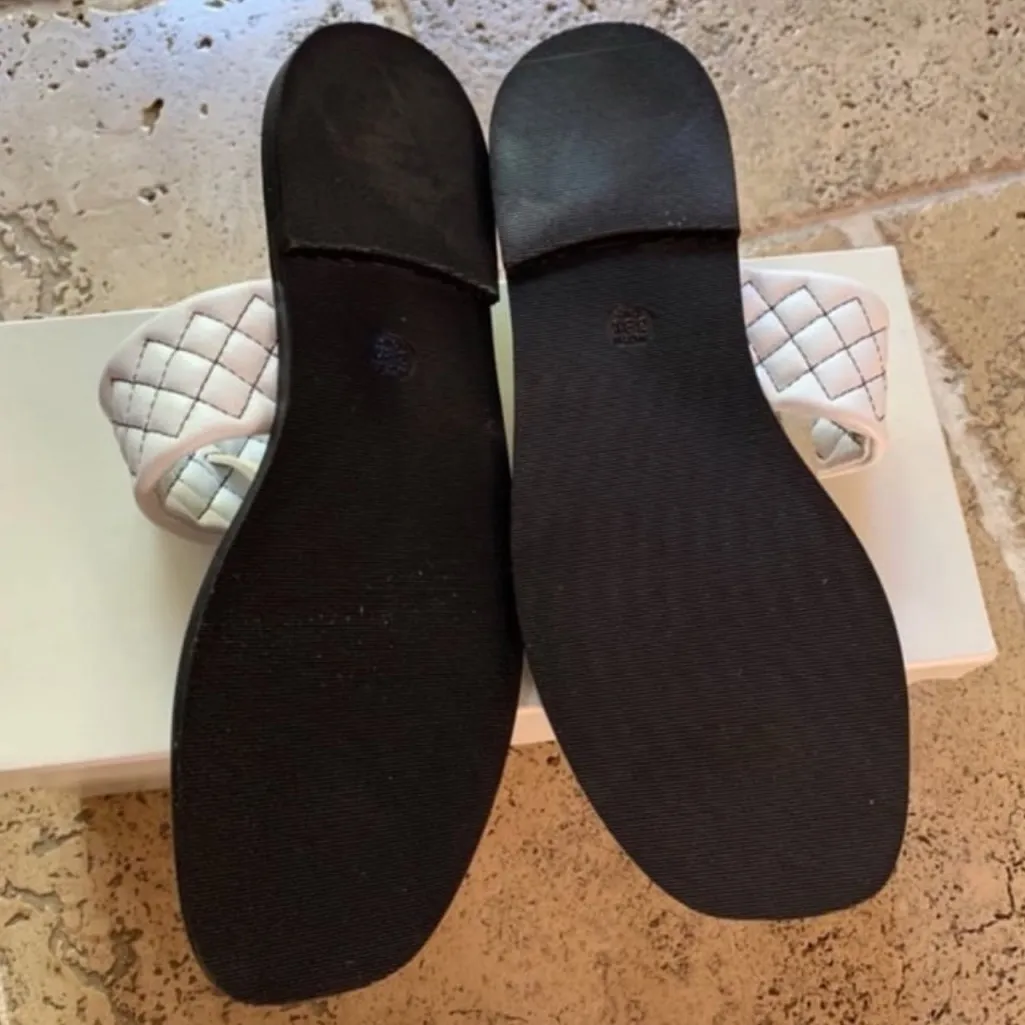 Joie Batton White Quilted Leather Sandal 38.5 8 8.5 T Strap Thong - Image 6