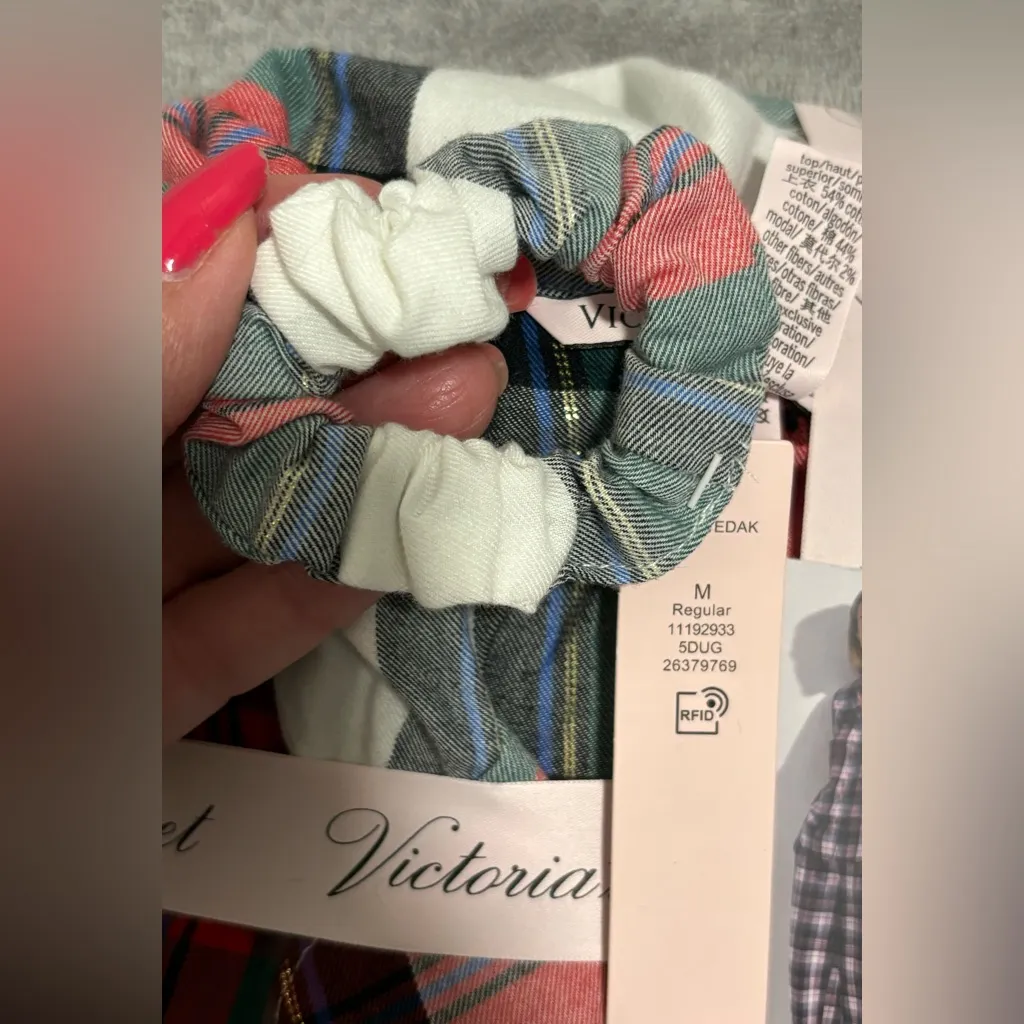 NWT Victoria’s Secret Plaid Flannel Pajamas and Scrunchie size Medium - Image 2