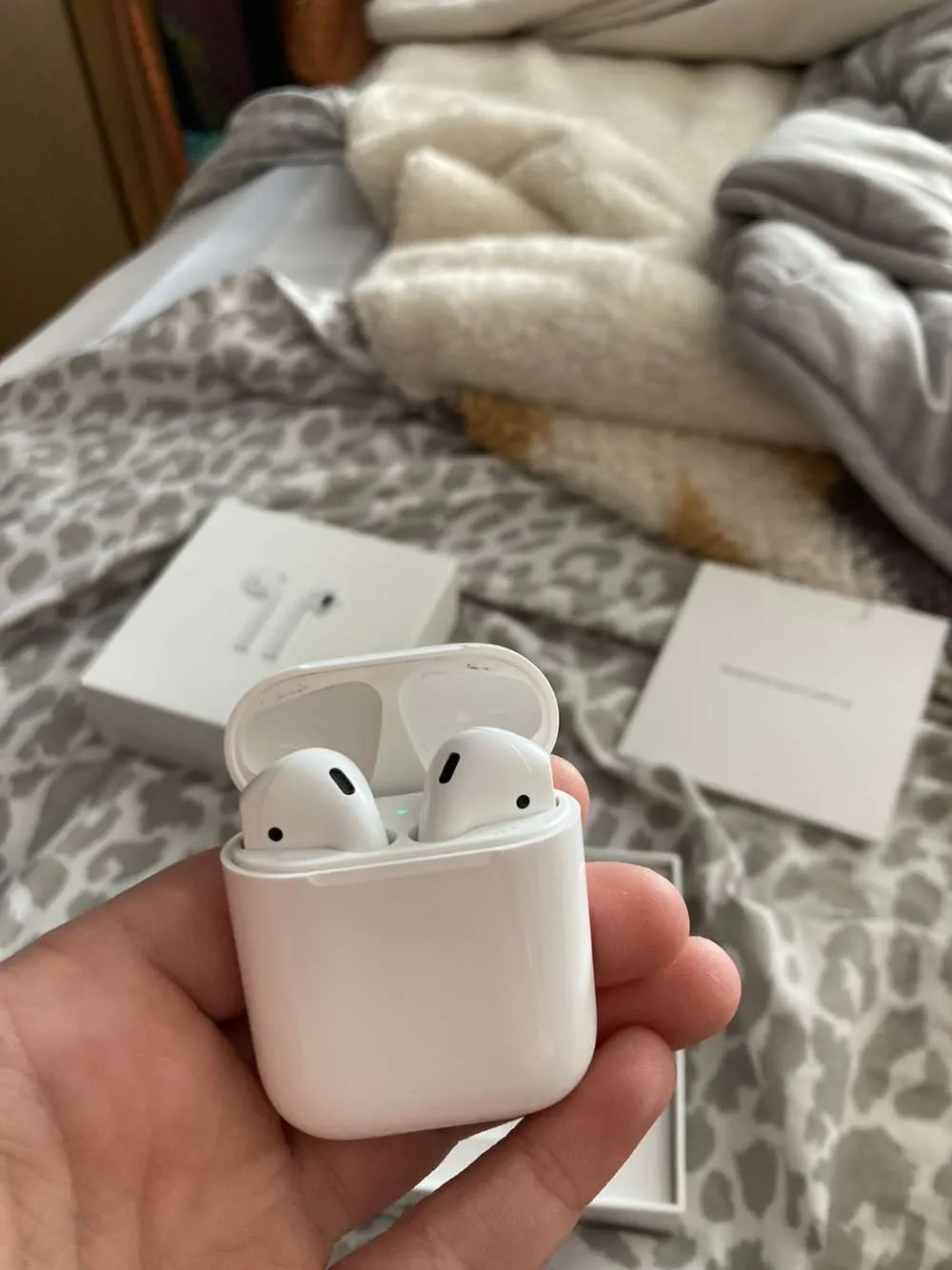 Apple Airpods 2nd Generation - Image 2