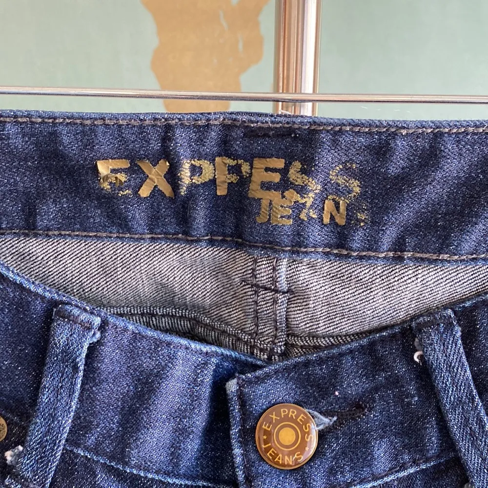 Express Women’s size 0s low rise straight leg dark wash short petite jeans - Image 3