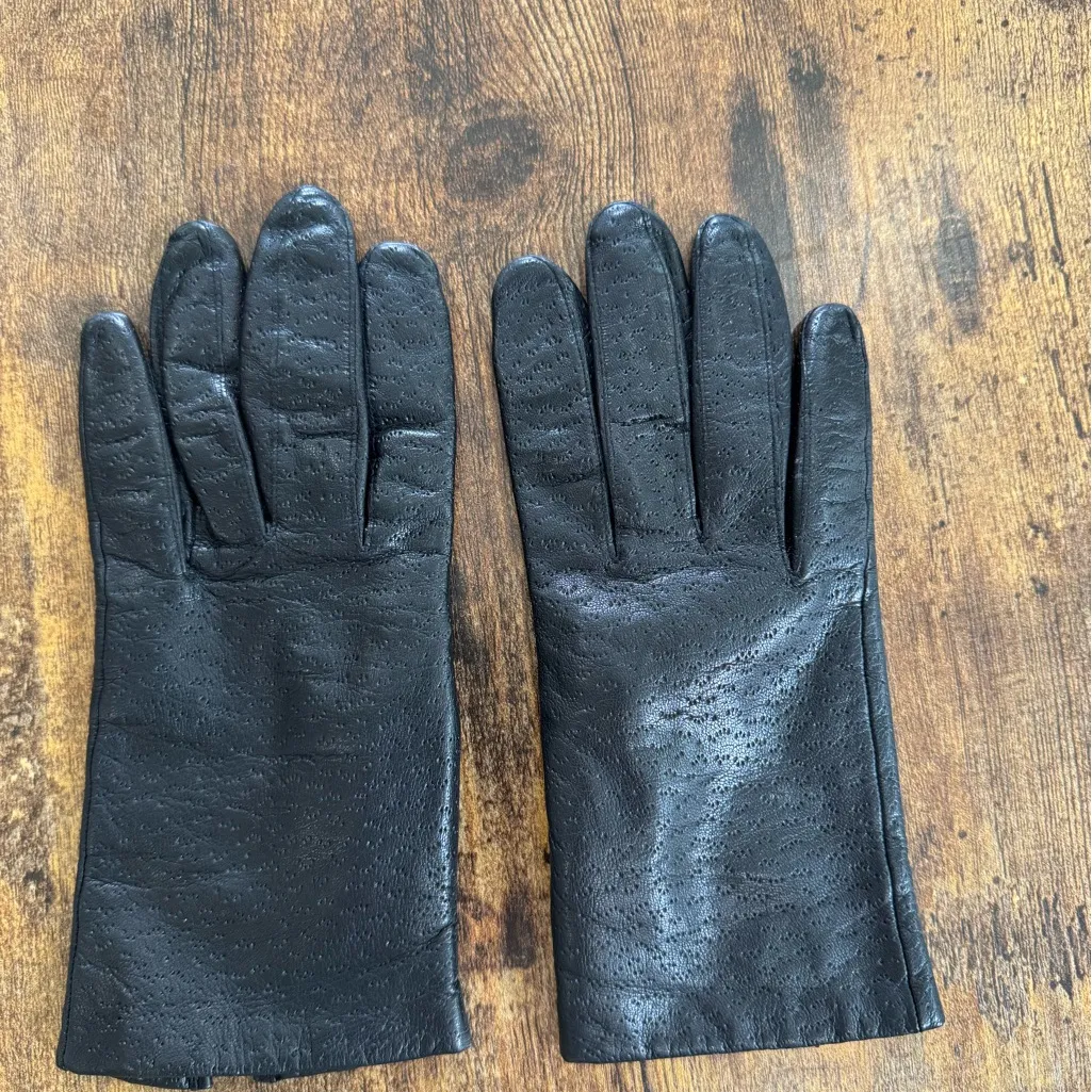 Women's Black Leather Gloves - Image 2