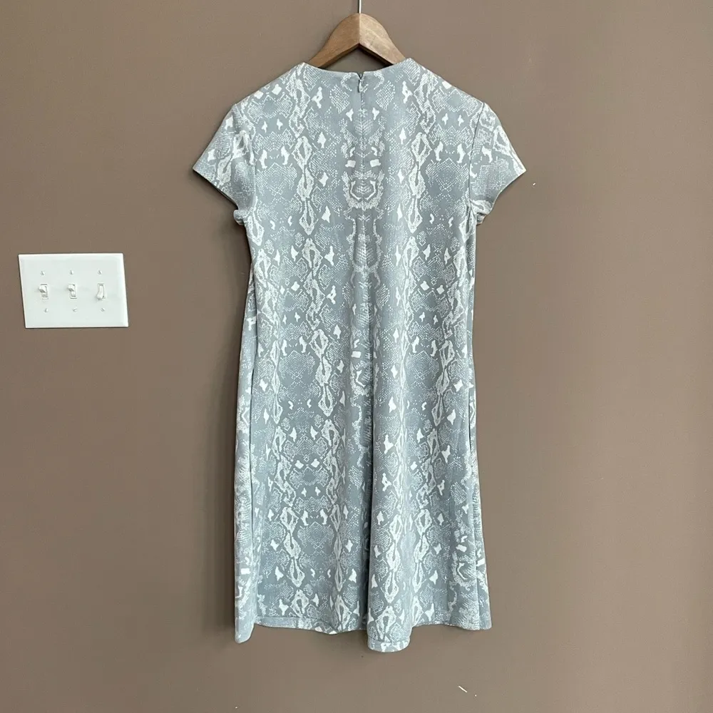 J McLaughlin‎ Faux Suede Short Sleeve Snake Print Swing Dress in Grey Size XS Gray - Image 5