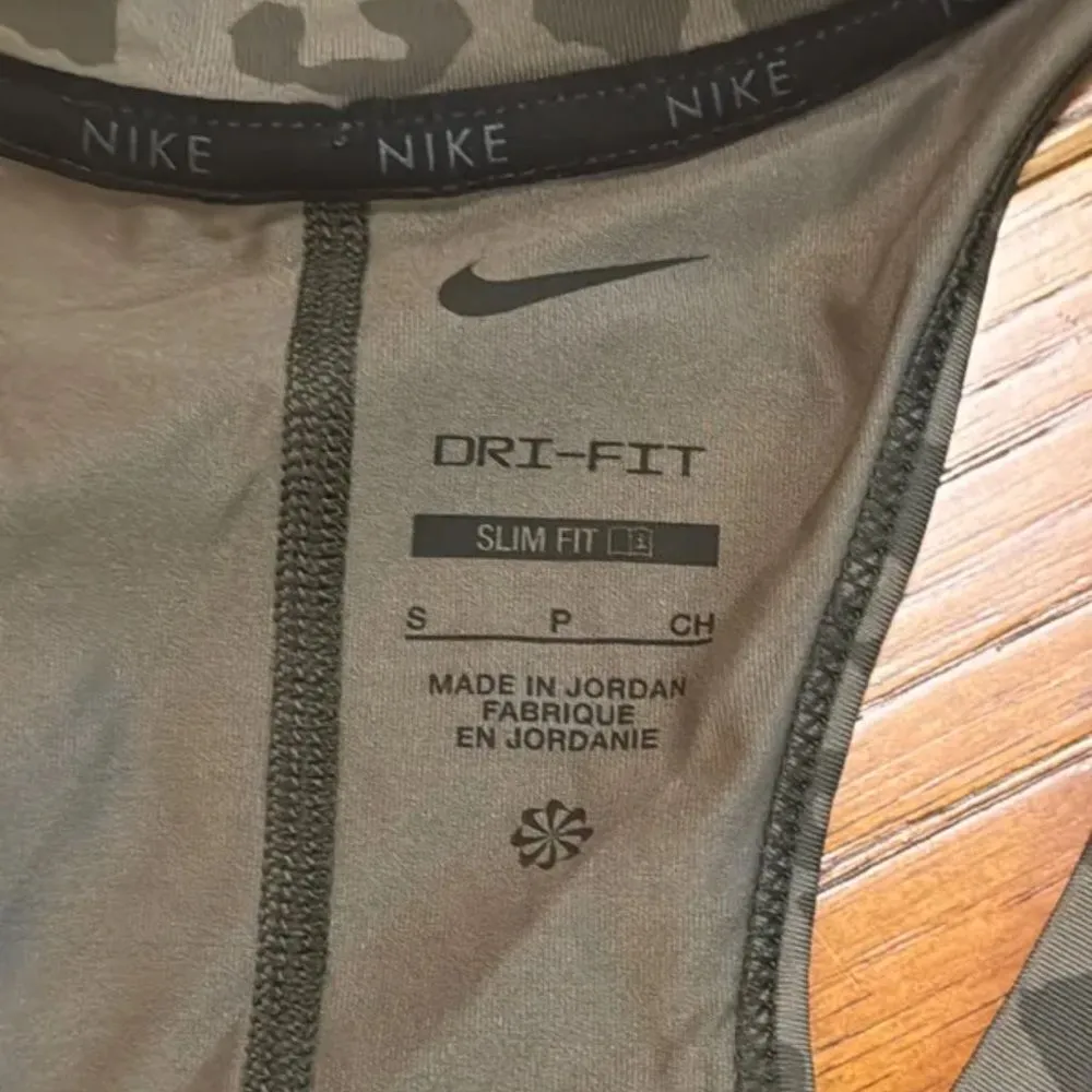 Nike Dri-FIT One Crop Tank in Green Size Small - Image 3