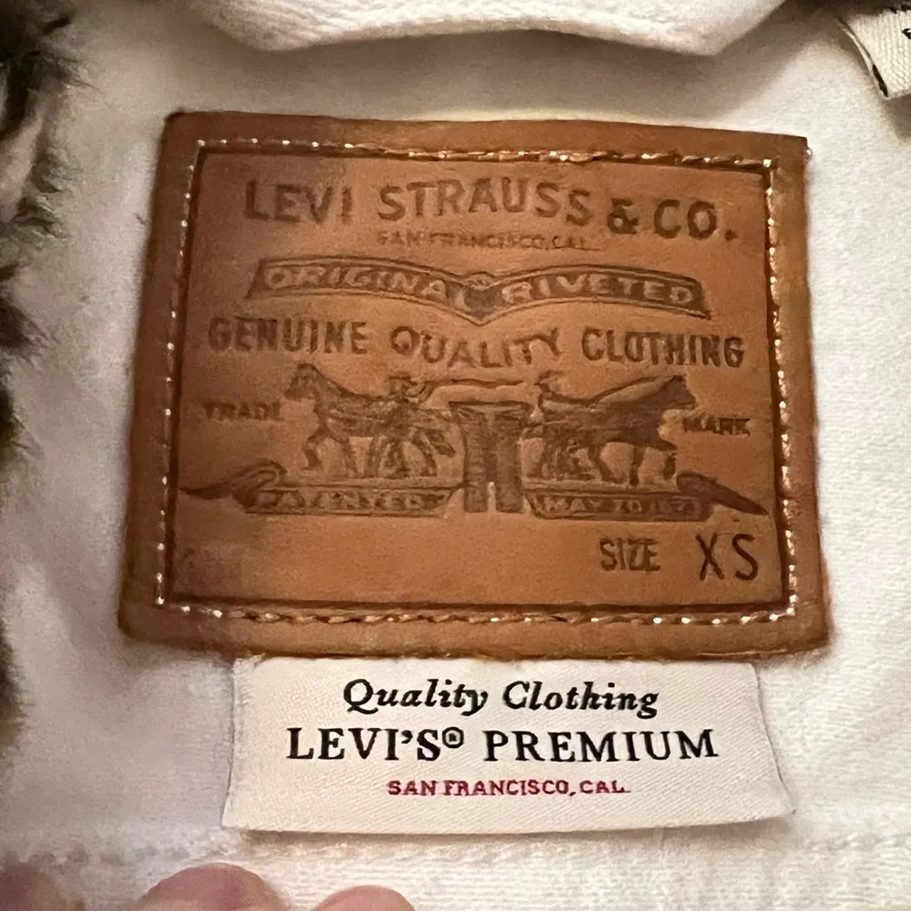 Levi's  Cropped Denim Trucker Jacket With Leopard Fur Collar - Image 7