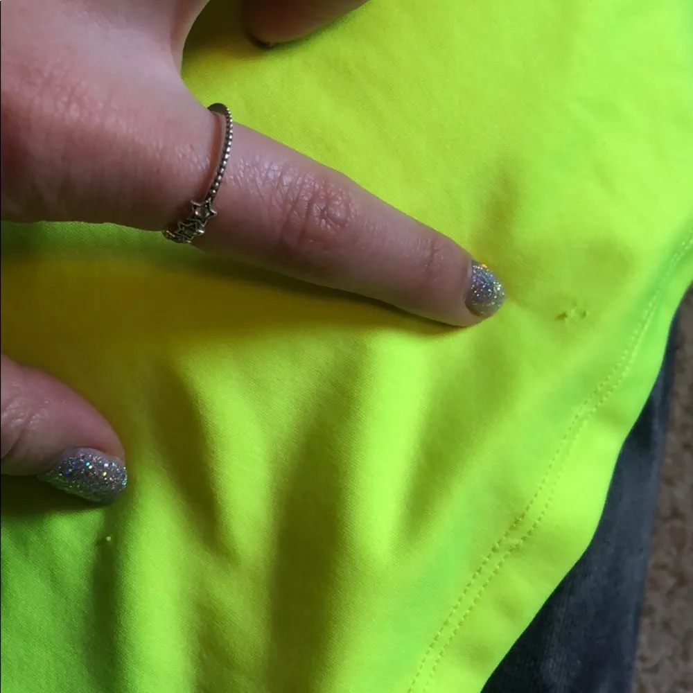 [under armour] Medium Neon Semi Fitted Heat Gear - Image 5