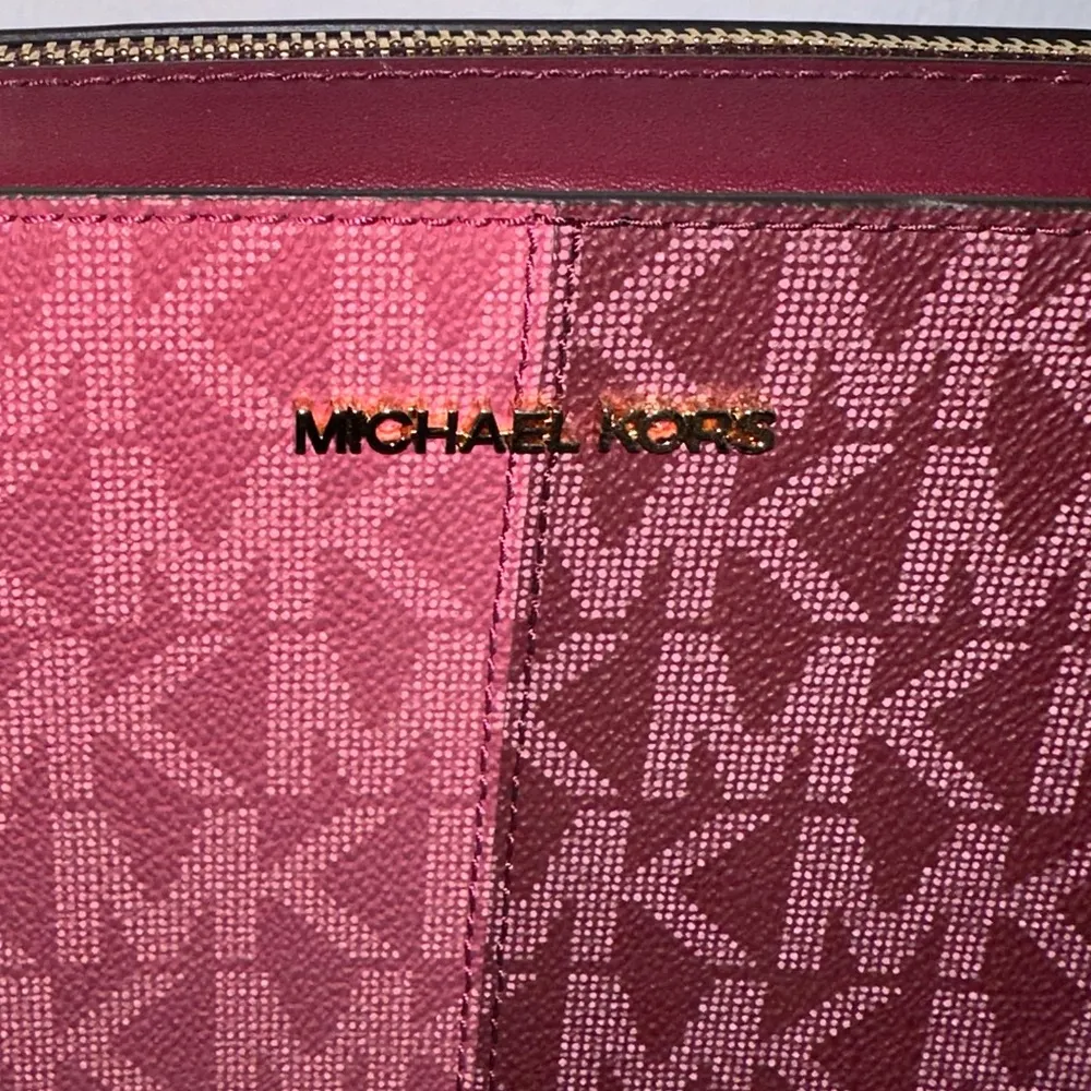 Michael by Michael Kors Jet Set Lg Crossbody in Mulberry Multi Signature Logo Pink - Image 2