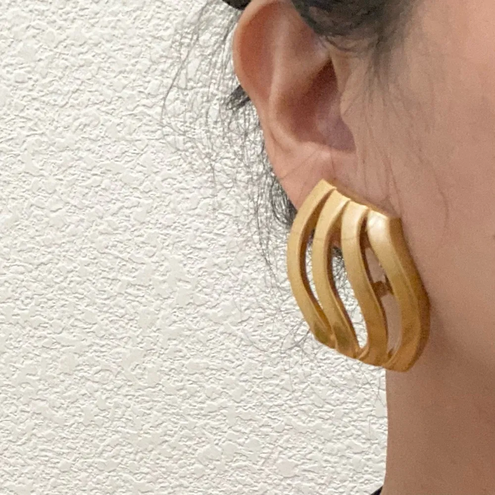 Unique Vintage 80’s Unsigned Gold-tone Sheet Runway Large Clip On Earrings 31g - Image 2