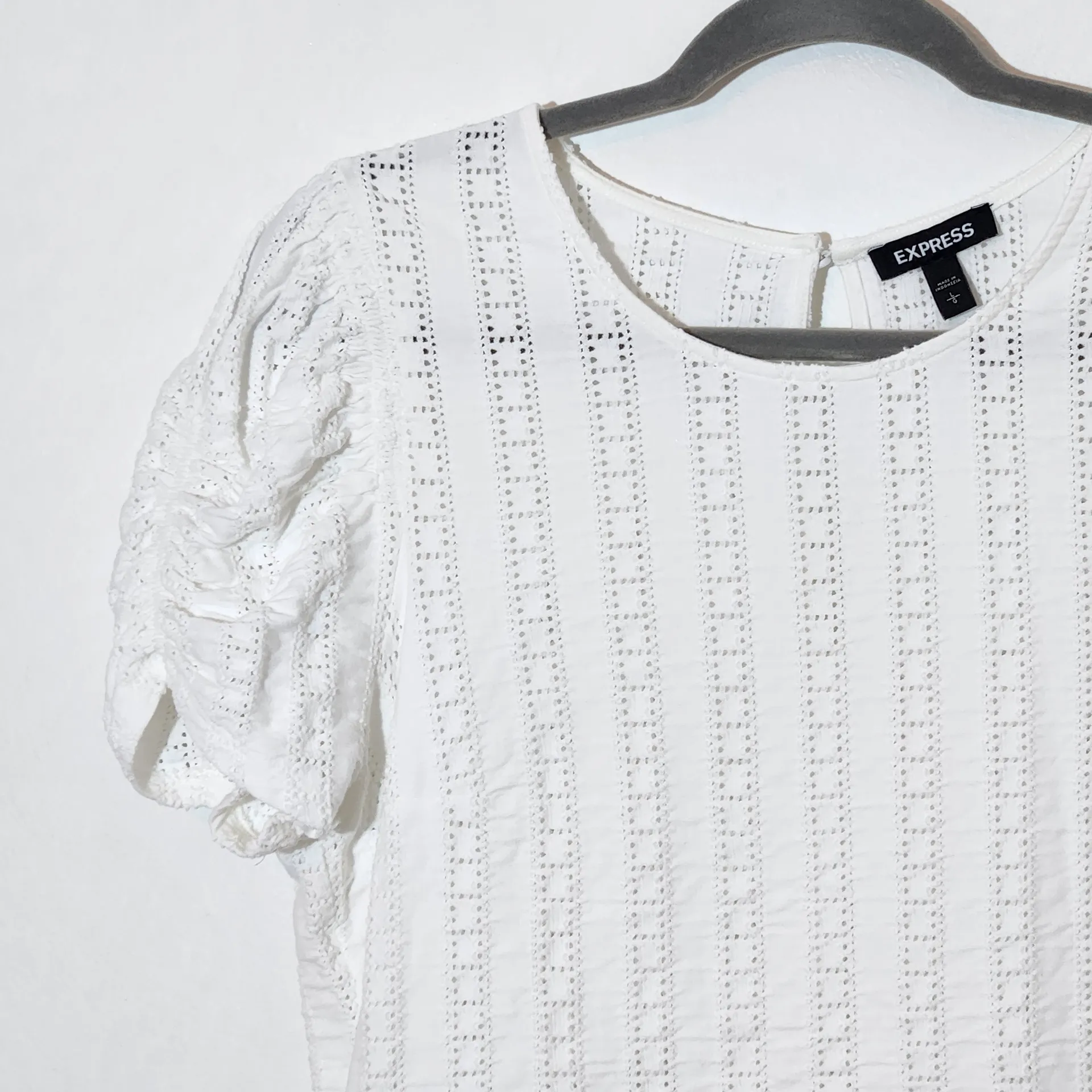 EXPRESS  White Eyelet Top with Puffy Sleeves Size Large - Image 3