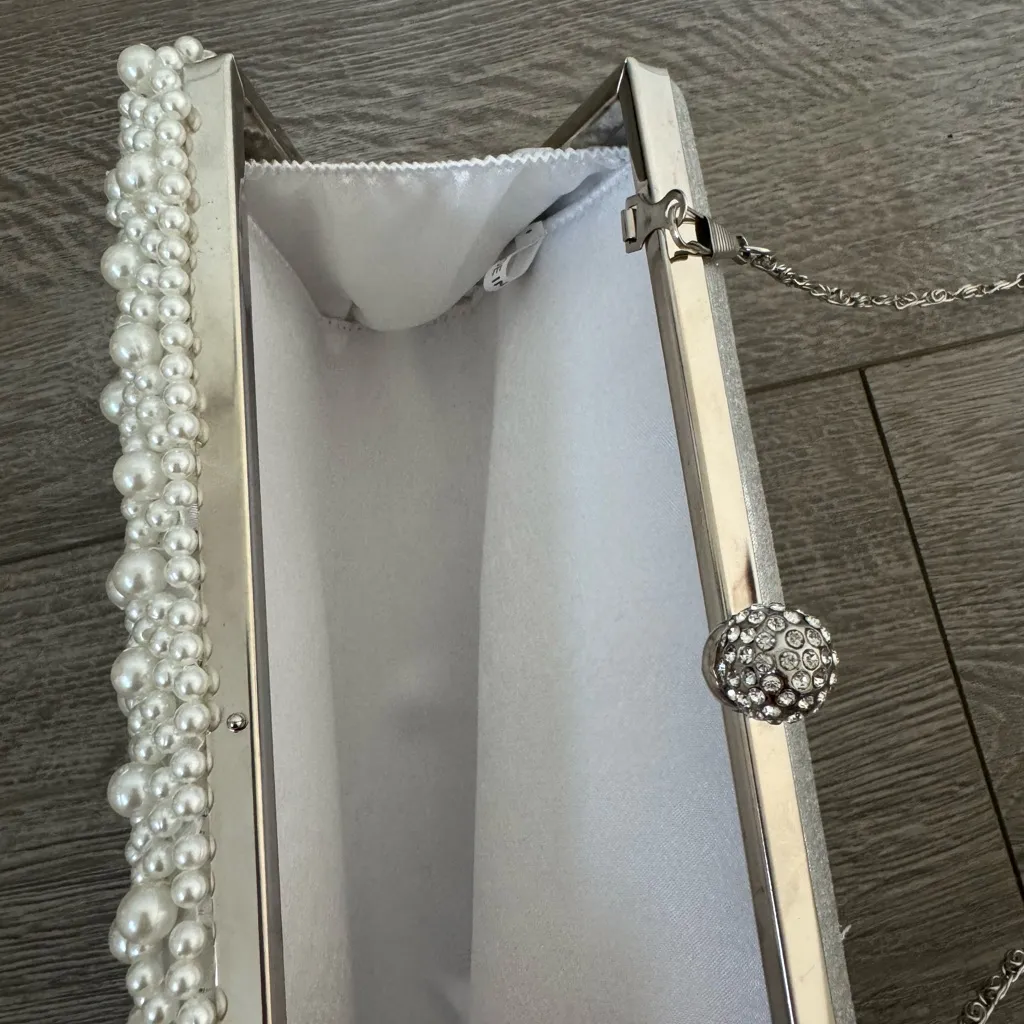 Boutique Alessia Pearly Rhinestone Silver Chained Evening Purse - Image 7