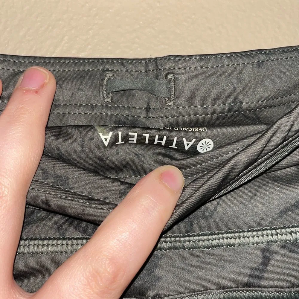 Women’s Athleta Gray Velocity Stash Pocket Marble 7/8 leggings size small - Image 7