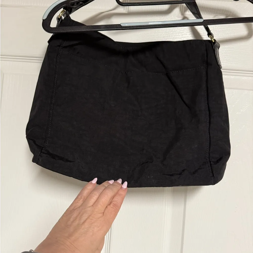 Kipling  Black Shoulder Bag with Sleek Design - Image 4