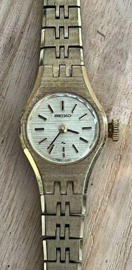 Seiko Ladies Watch Vintage Gold Tone Metal Bracelet and Dial Mechanical - Image 3