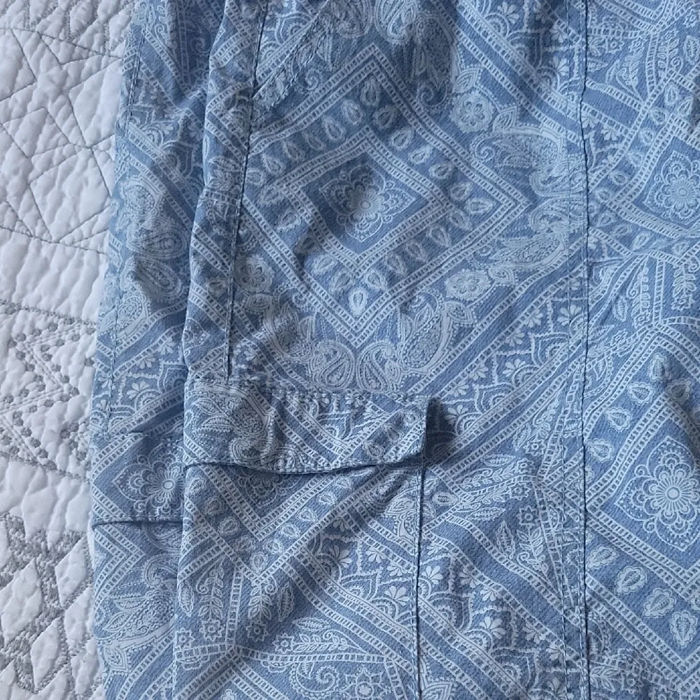 Chico's  Women's Blue Pands  Cargo Capri Crop Size 8 - Image 9