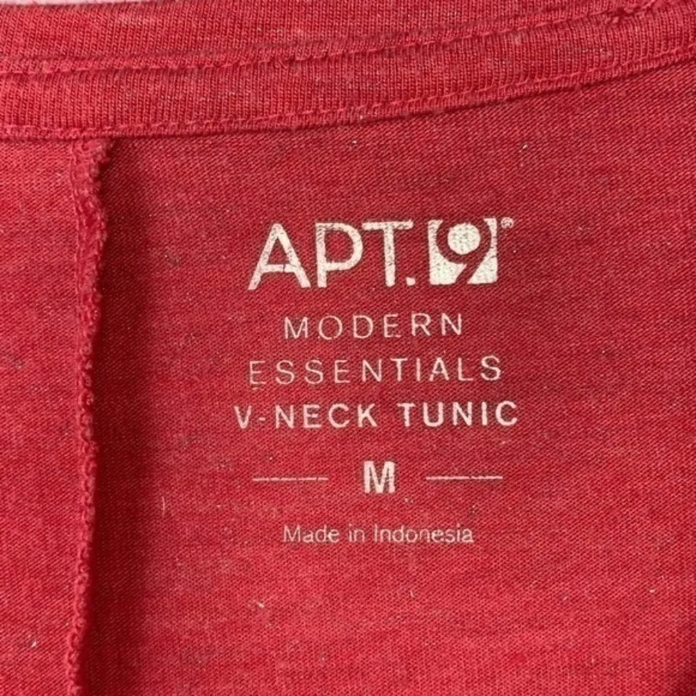 Apt. 9 Silver Sparkle V Neck Shirt Size M - Image 3