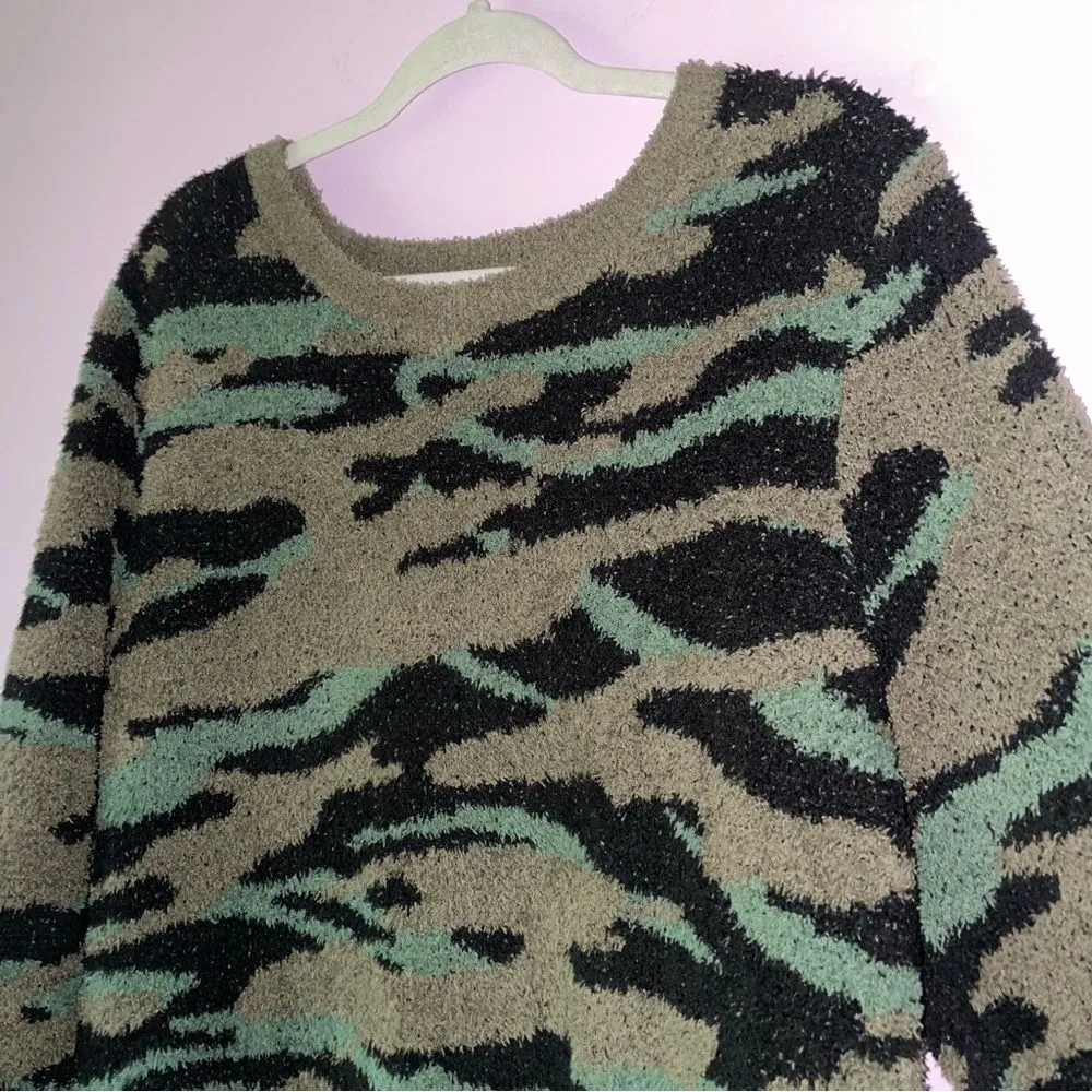 Barefoot Dreams CozyChic Seaside Crew-Neck Pullover Women L Camo Fuzzy Sweater - Image 3