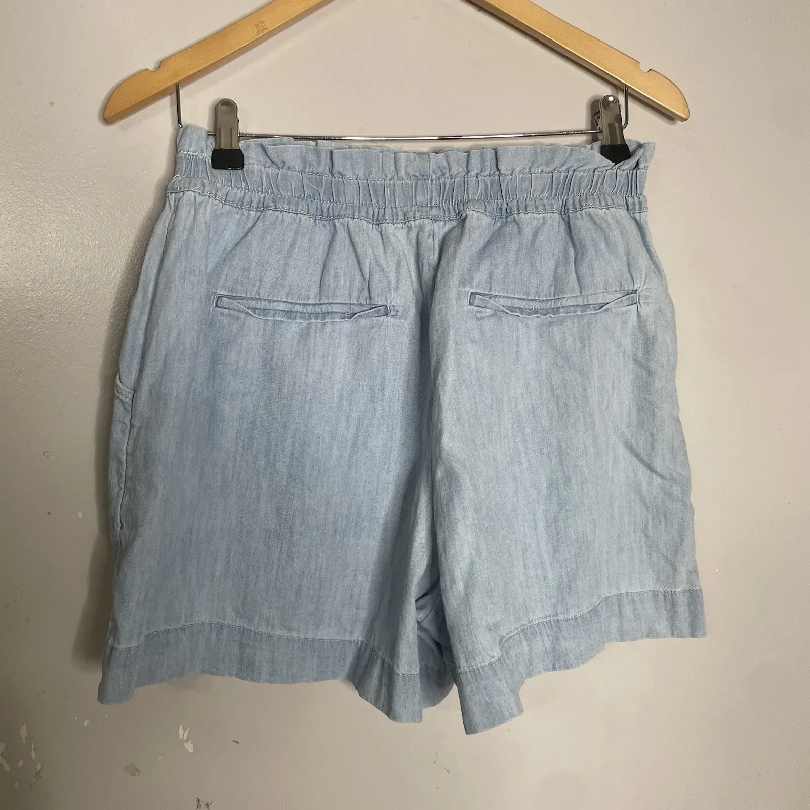 NWOT Elizabeth and James Womans High Waisted Smocked Cotton Chambray Shorts M - Image 3