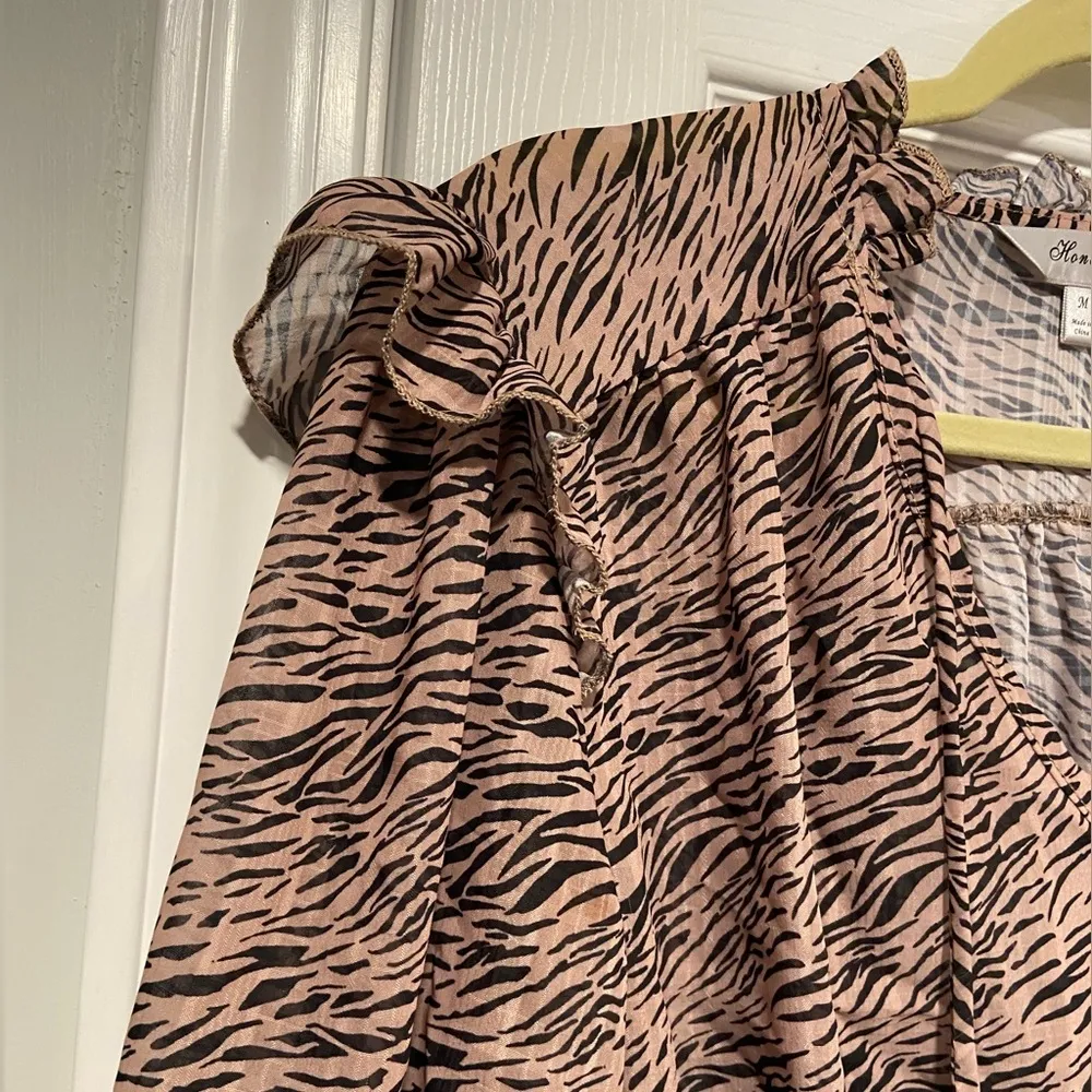 Honey & T Size M Black Tan Tiger Stripe Ruffle Sleeve Tie Neck Smocked Blouse Size M - Image 5