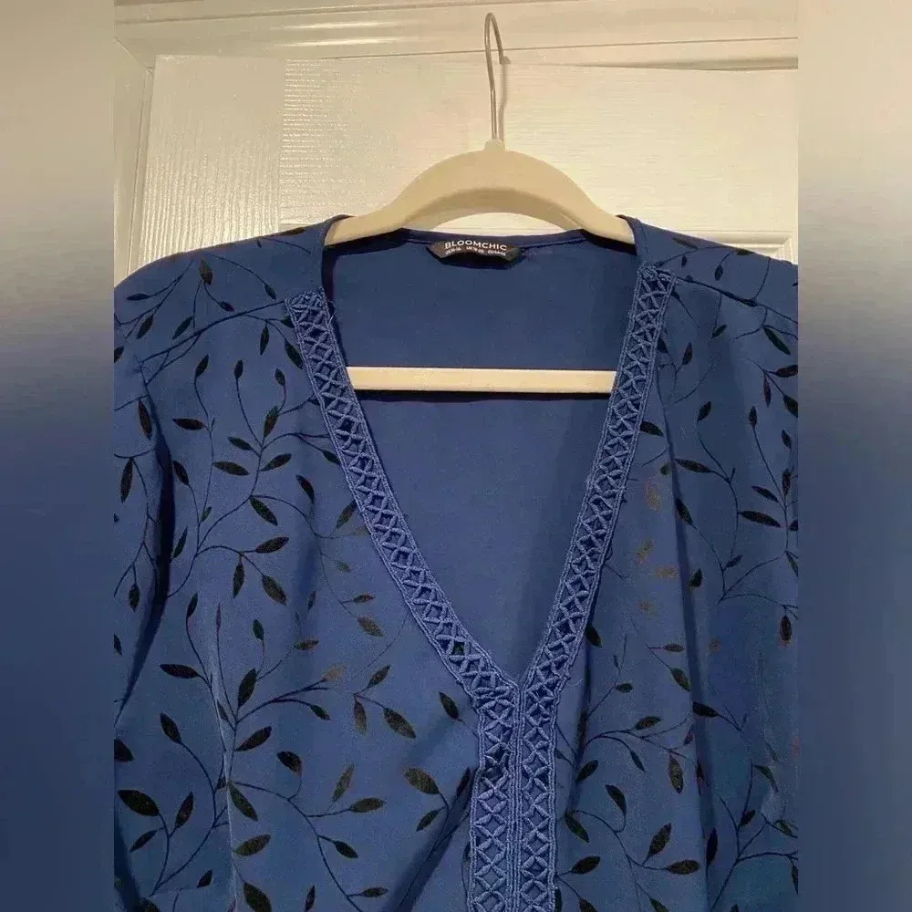 BloomChic Blue Black Velvet Floral Balloon Sleeve V Neck Ruffle Top Size 16 - Image 4