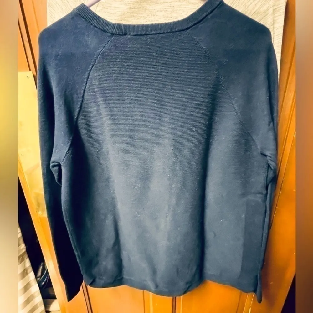 Athleta long sleeve navy knit shirt medium - Image 4