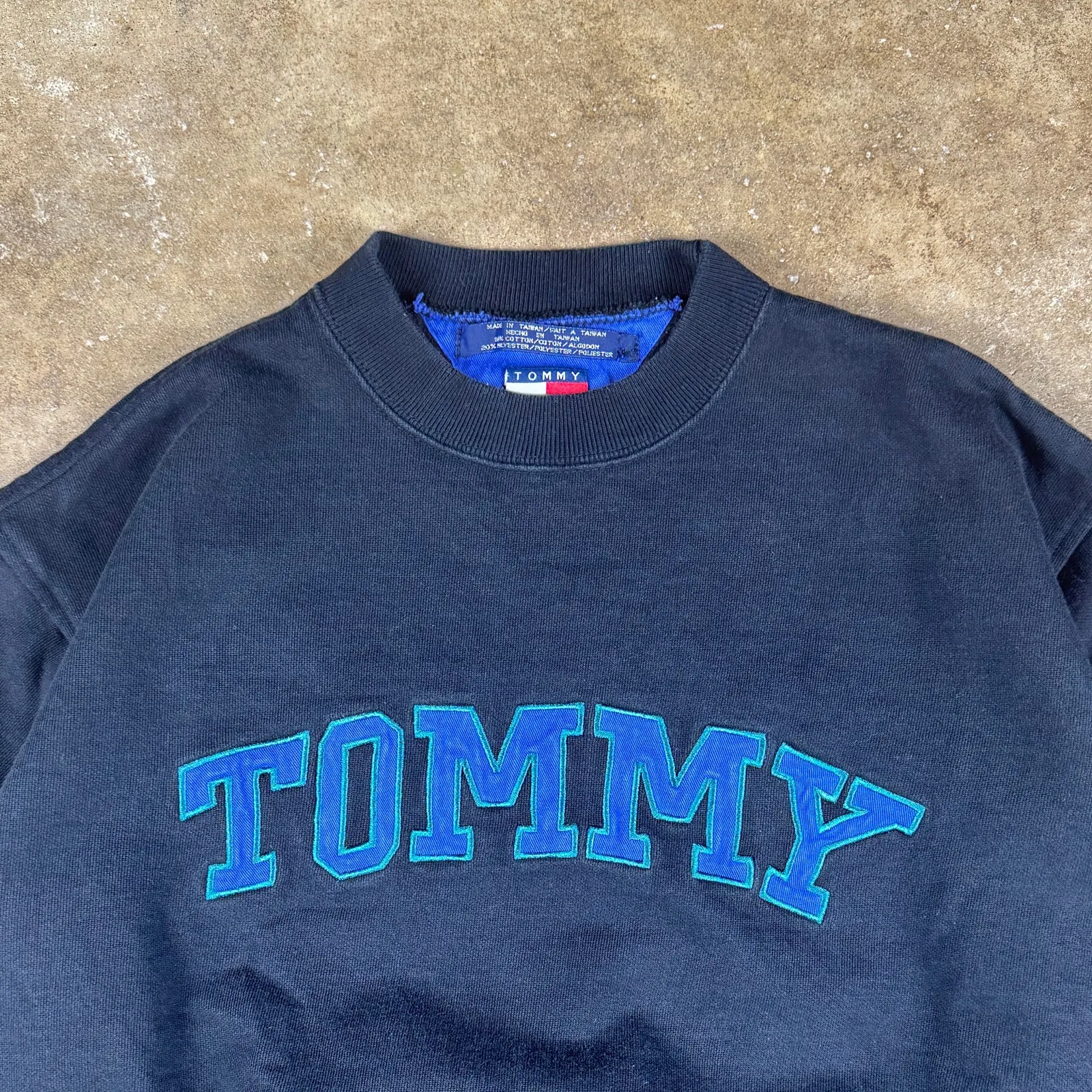 Vintage‎ Tommy Hilfiger Spell Out Sweatshirt Black Blue Green 90s Crewneck L - Image 2