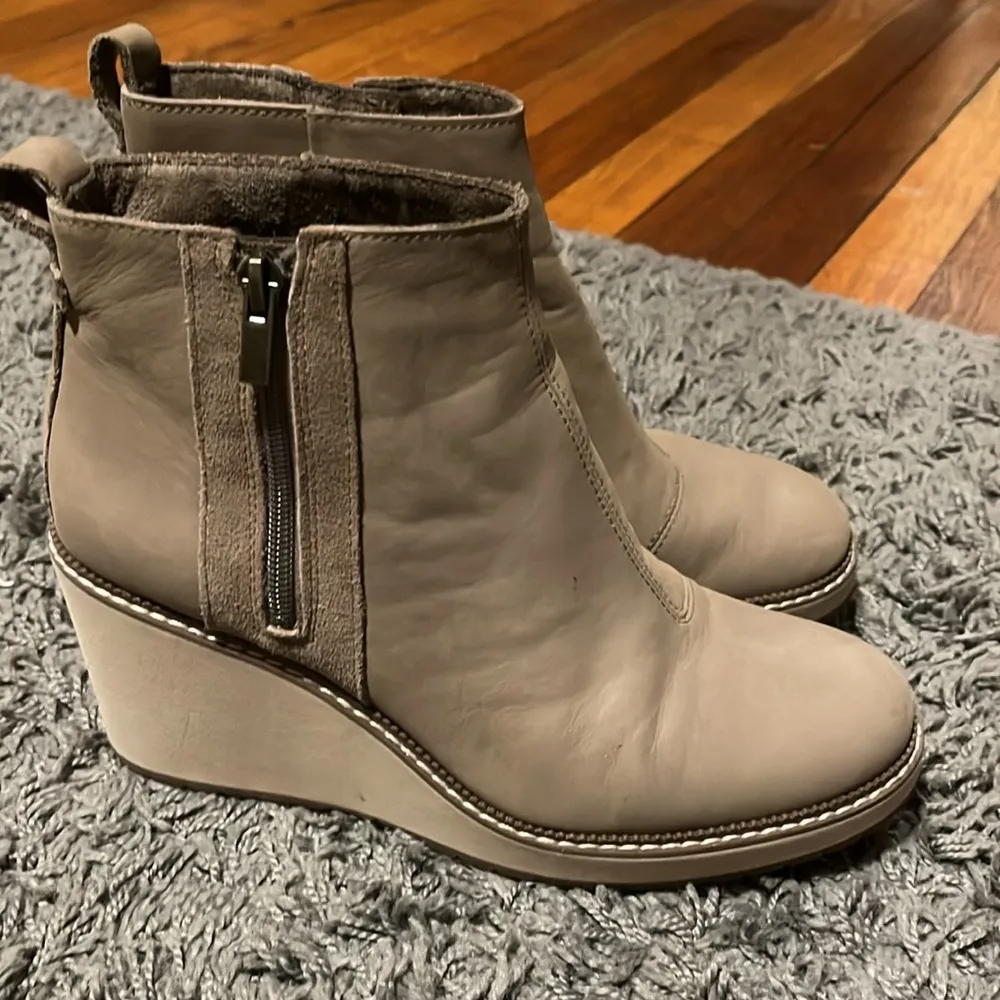 VGC TOMS Taupe Leather Wedge Booties size 8.5 - Image 2