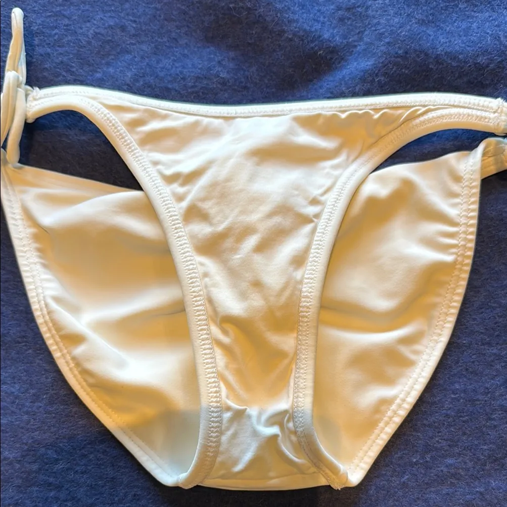 Vix White string bikini bottom with Beaded Ties and ruching - Image 5