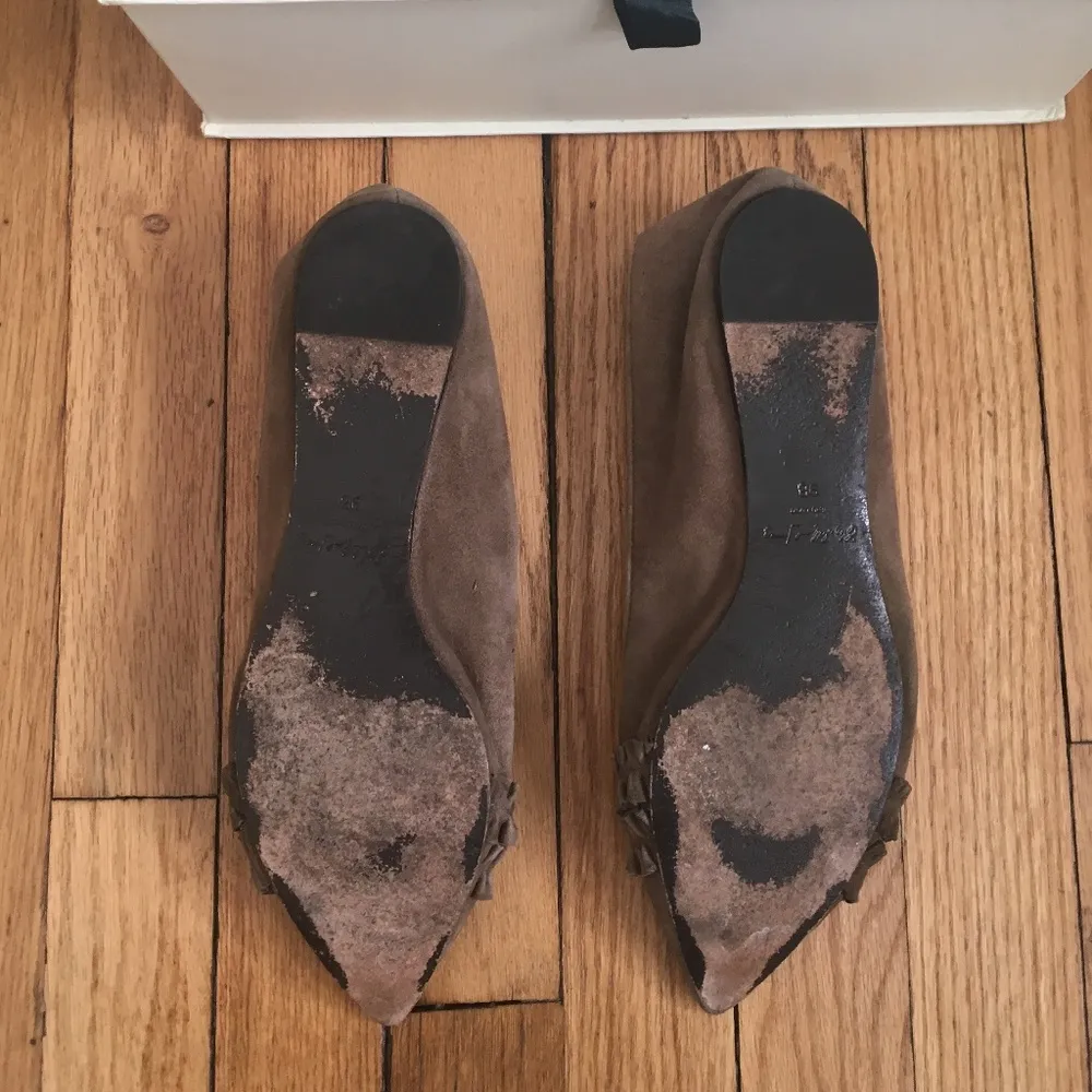 Elizabeth and James Jessi Pointed Toe Ruffle Suede Flat in Olive Taupe 9M - Image 3