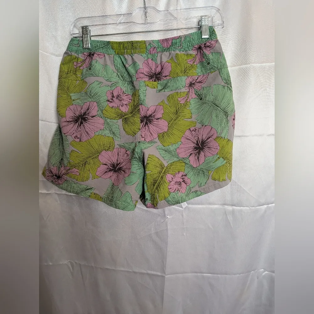 Patagonia Green and Pink Floral Shorts Size Small - Image 4