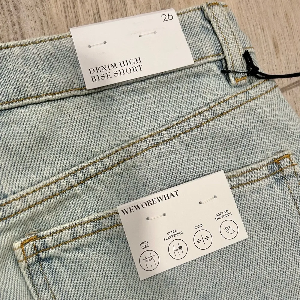 NWT WeWoreWhat Blue Denim Jean Shorts High Rise Light Wash Cutoff Hem Size 26 - Image 10