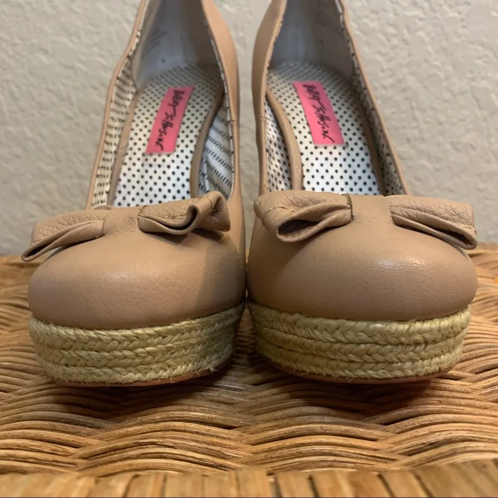 Betsey Johnson Nude Leather Bow Heels Floral Sole Size 6 - Image 2