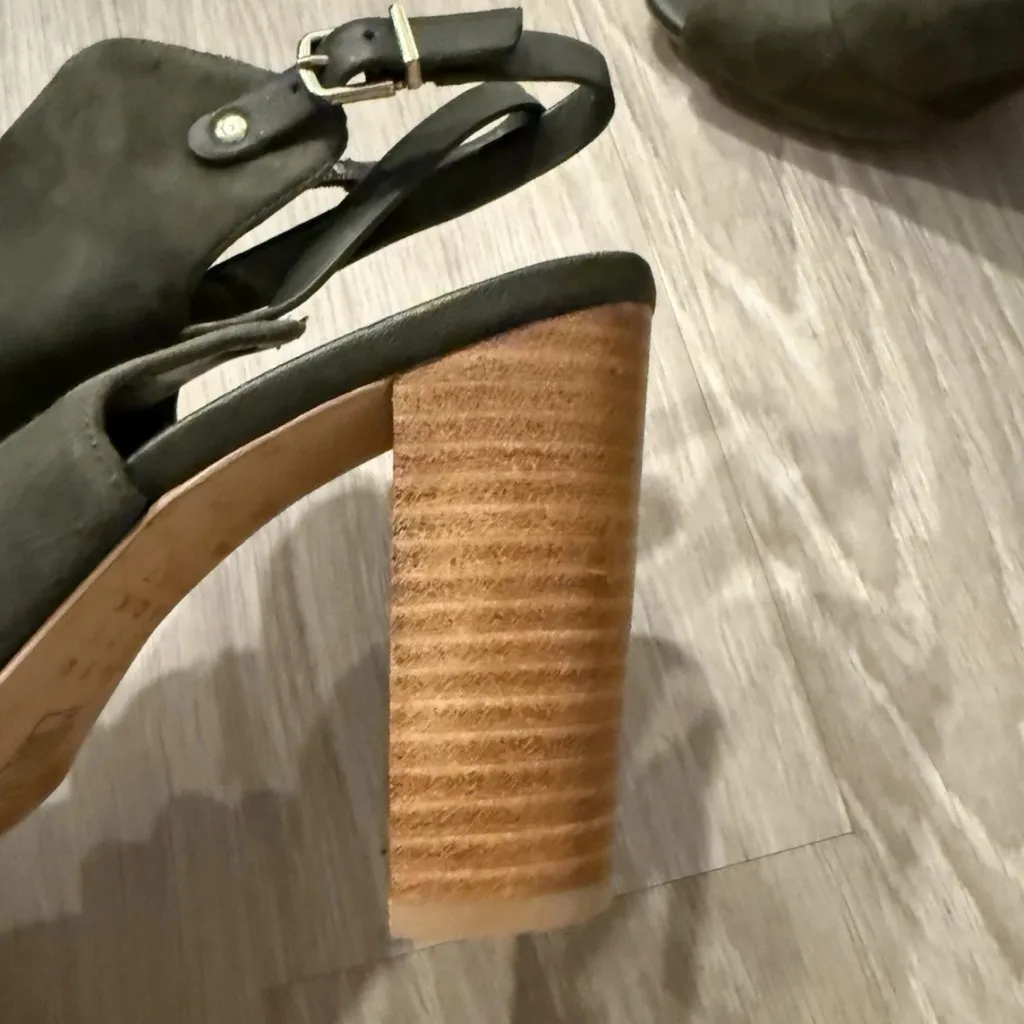 Elegant White House Black Market Green Women's Heels - Image 9