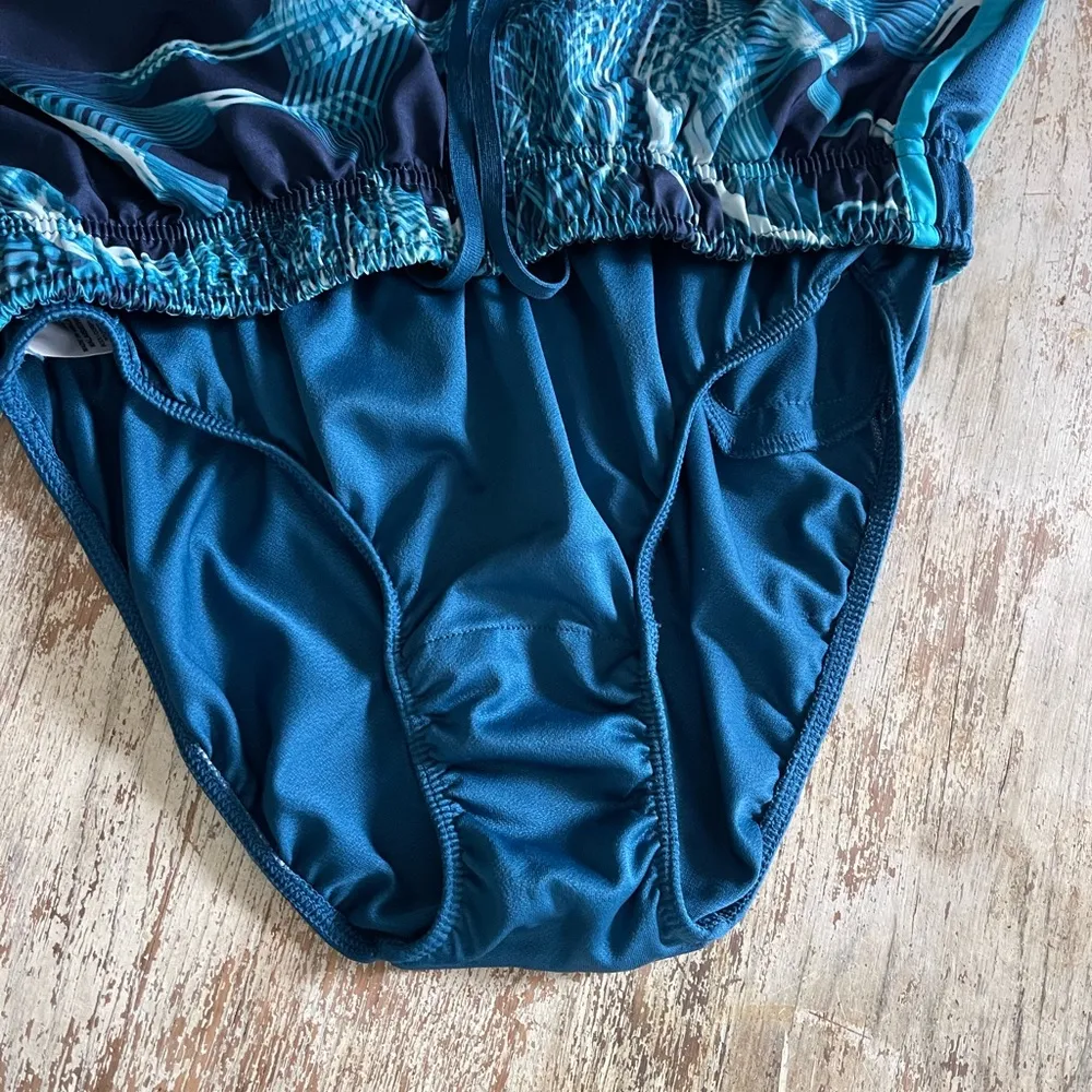 Women’s  Dri-Fit Tempo Running Shorts Navy Ocean Blue Pattern Size Small EUC - Image 6