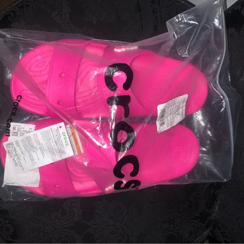 CROCS Classic Sandals Hot Pink Juice Women’s Size 12 Men’s Size 10 New with Tags - Image 2