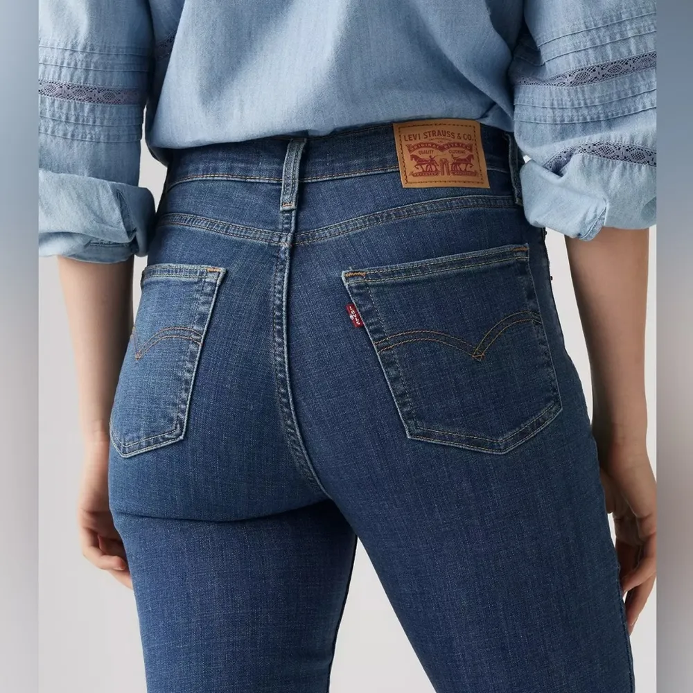 LEVIS 724 HIGH RISE STRAIGHT Jeans zipper and Button Closure Medium Wash - Image 14