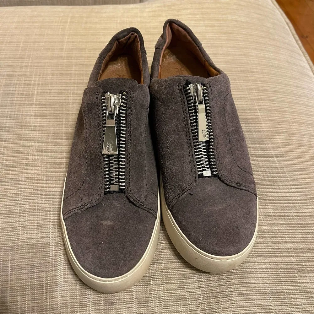 Frye  Women's Lena Zip Low Sneaker in Grigio Size 8.5 - Image 2