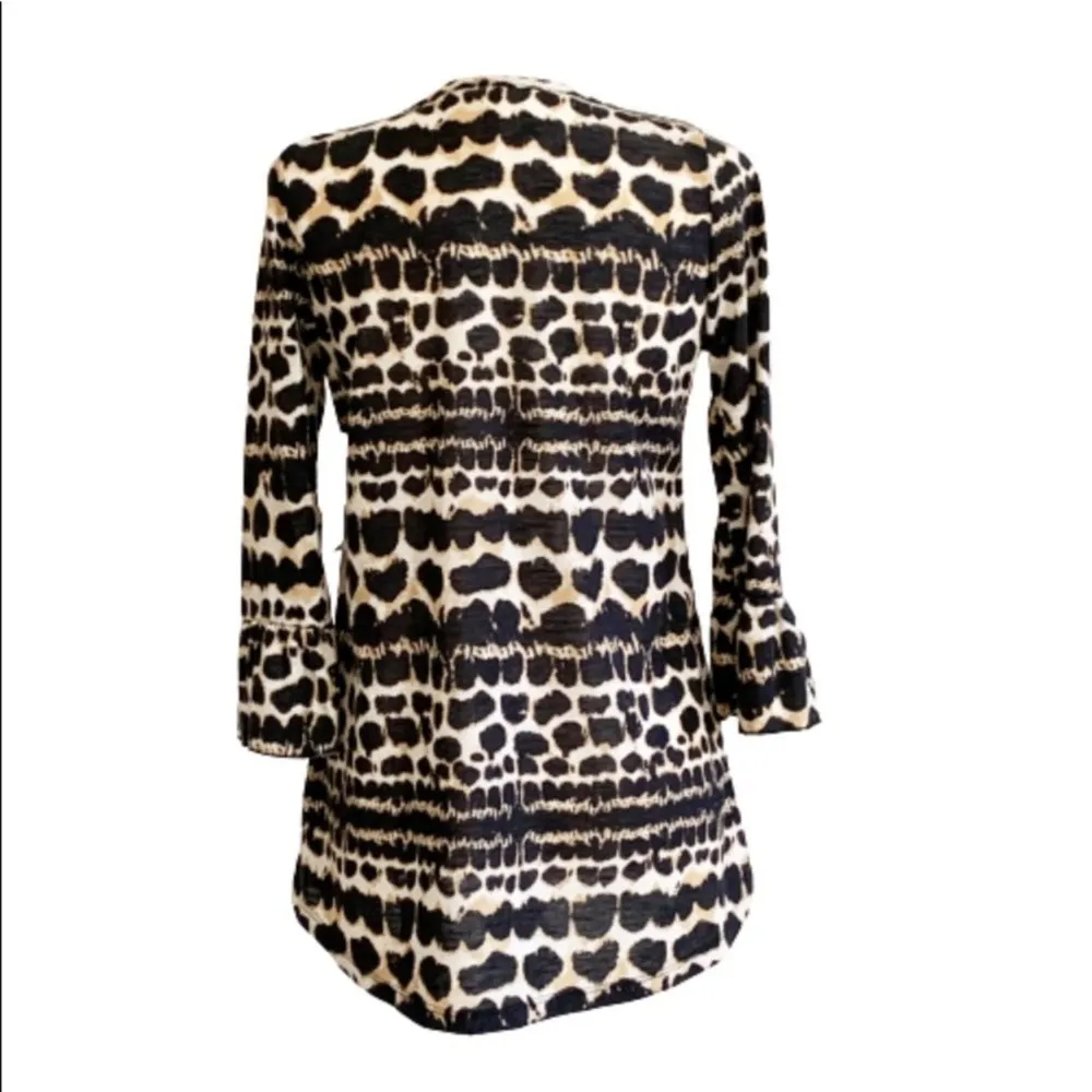 French Laundry Top Animal Print 3/4 Sleeve Ruffle V-Neck Top Size Medium NWT - Image 4