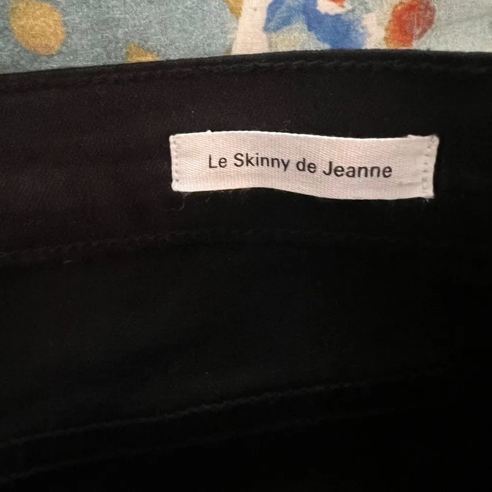 FRAME 26 Le Skinny de Jeanne Ripped Jeans in Film Noir Black - Image 9