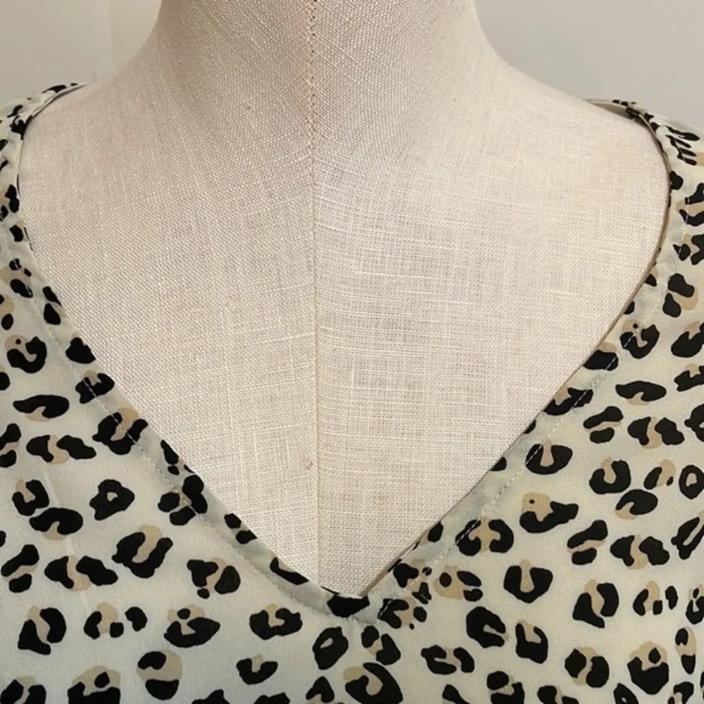 Zac & Rachel blouse animal print long sleeve blouse V Neck leopard Top Sz M Tan Size M - Image 6